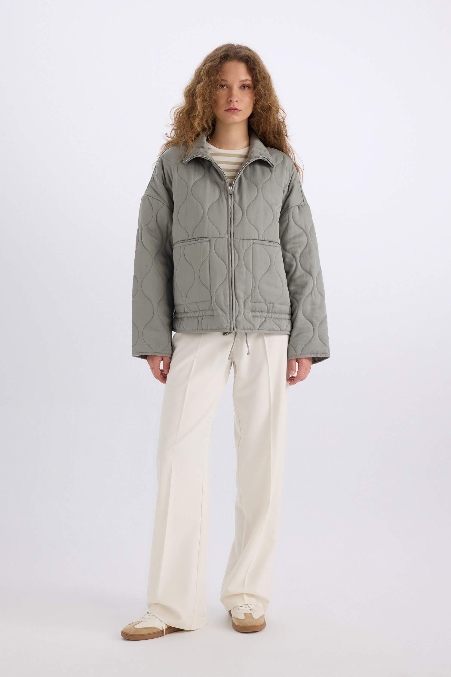 Su Geçirmez Polo Yaka Fermuarlı Cepli Kapitoneli Mevsimlik Mont