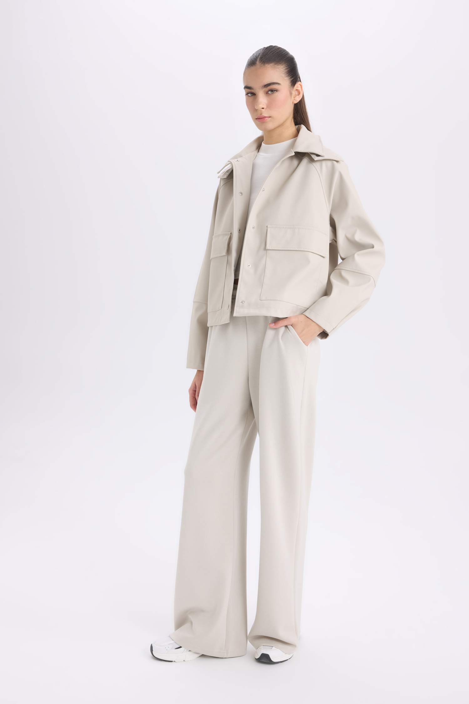 Kapüşon Detaylı Gömlek Yaka Kauçuk Görünümlü Yağmurluk