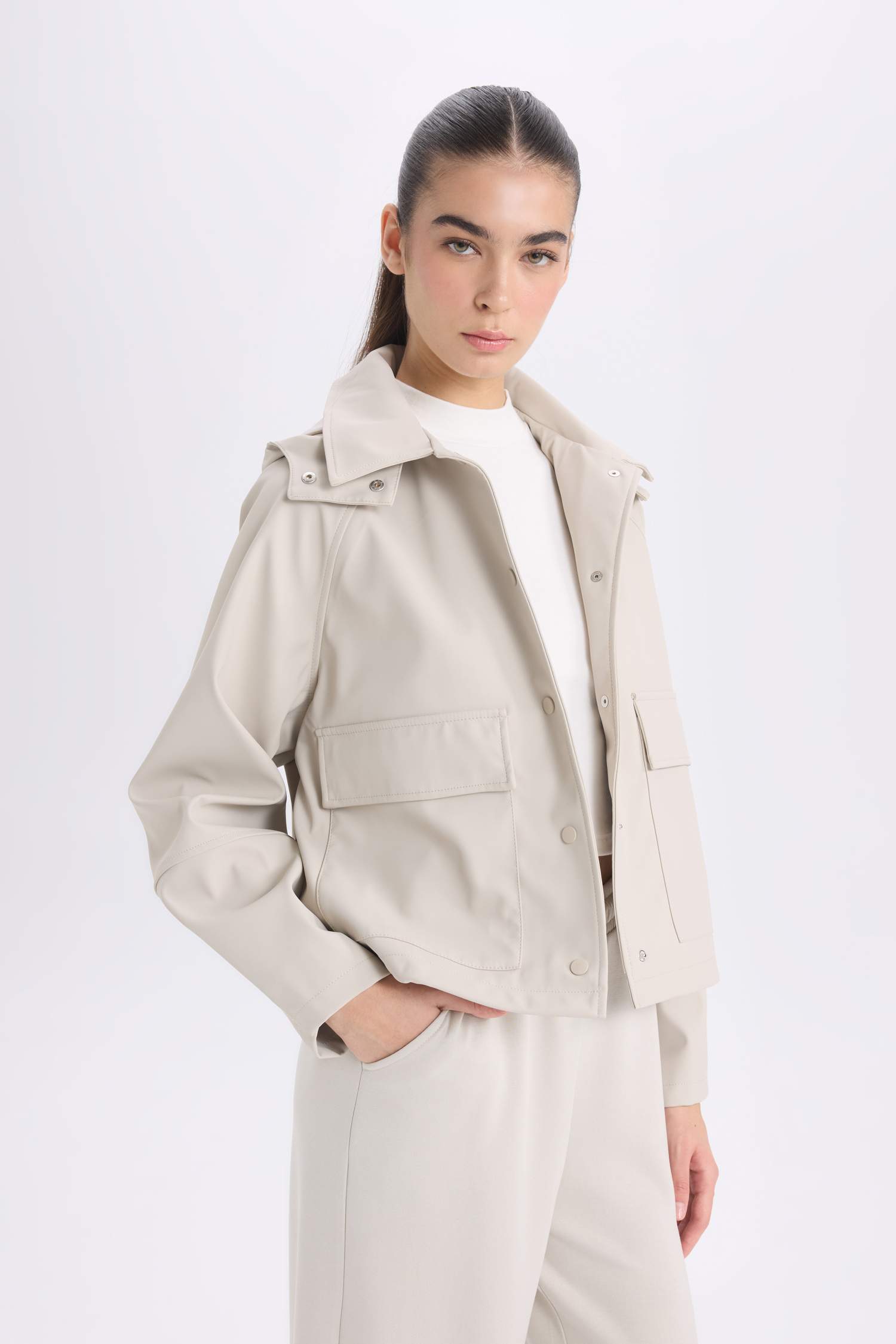 Kapüşon Detaylı Gömlek Yaka Kauçuk Görünümlü Yağmurluk