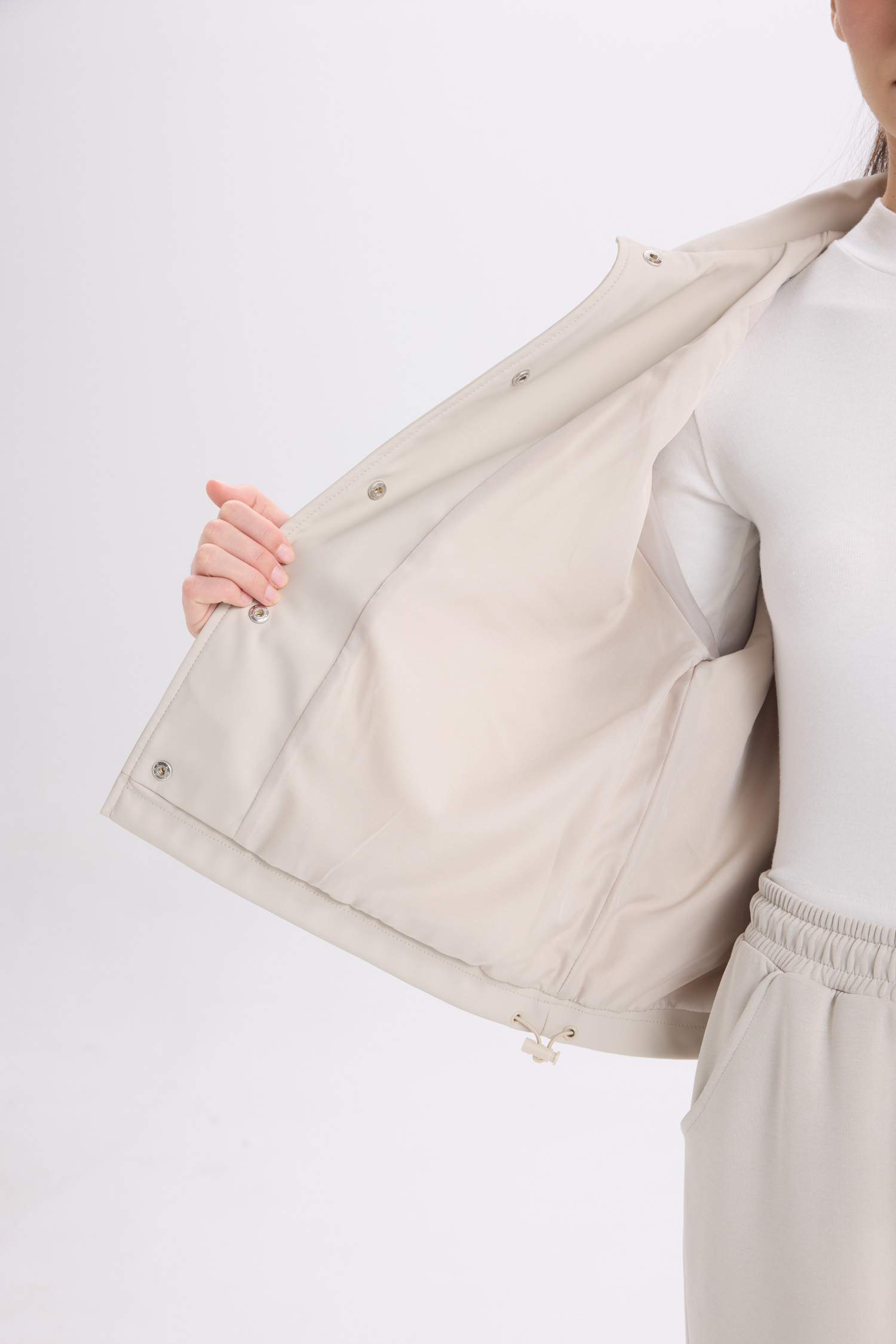 Kapüşon Detaylı Gömlek Yaka Kauçuk Görünümlü Yağmurluk