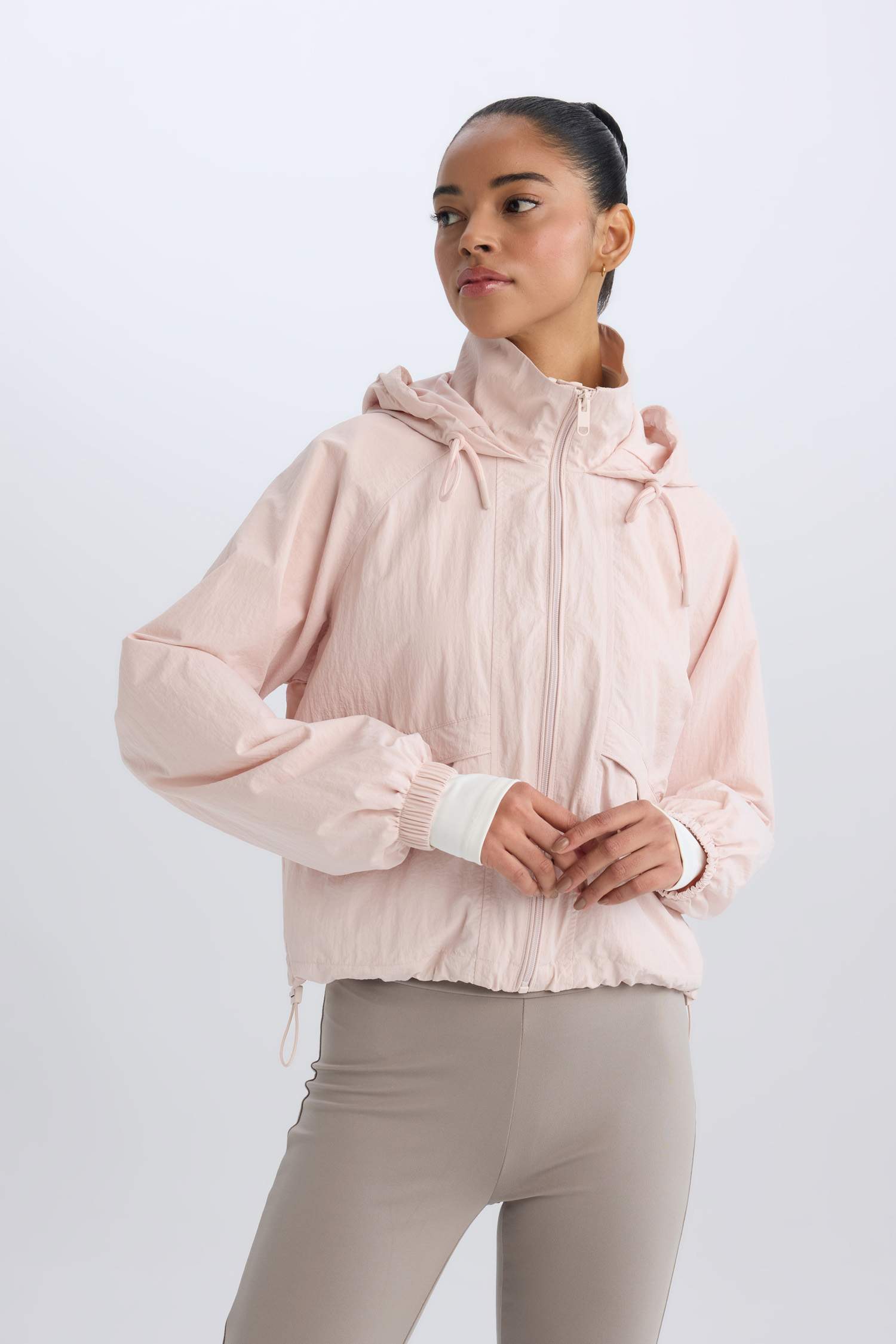 جاكيت مطري بغطاء للرأس بقصة عادية