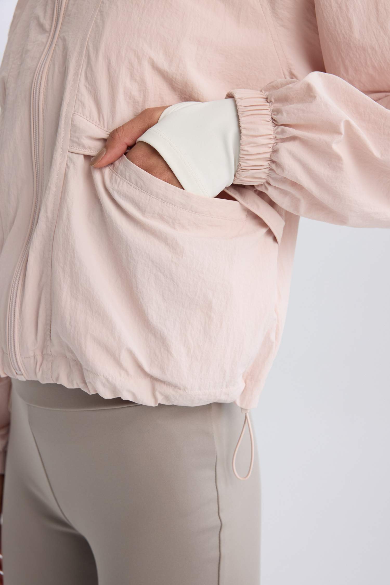 جاكيت مطري بغطاء للرأس بقصة عادية