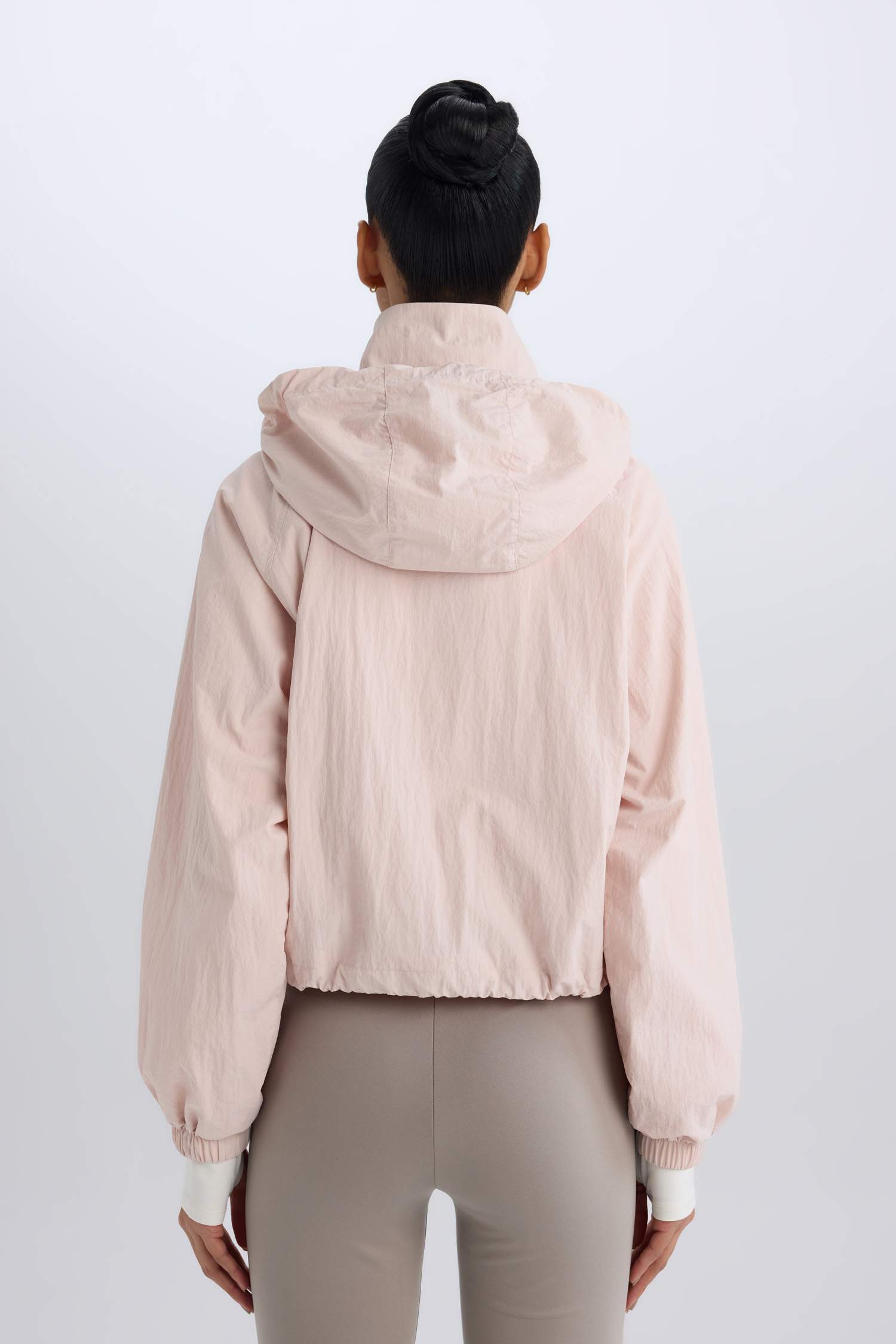 جاكيت مطري بغطاء للرأس بقصة عادية