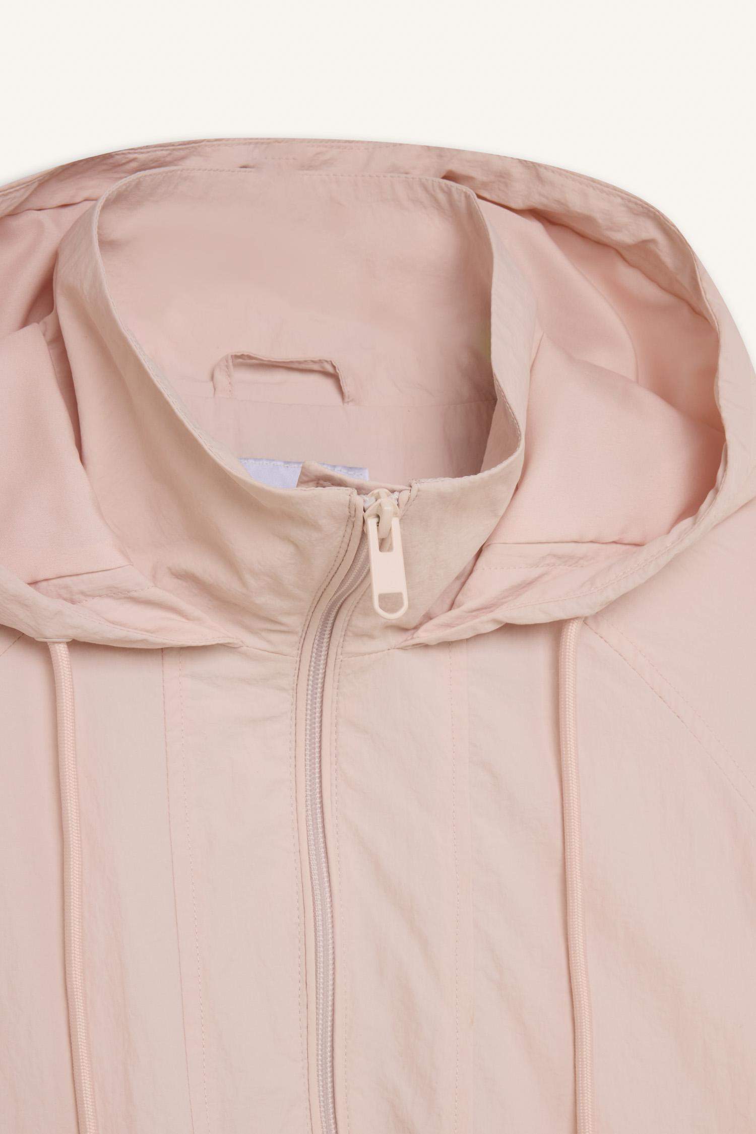 جاكيت مطري بغطاء للرأس بقصة عادية