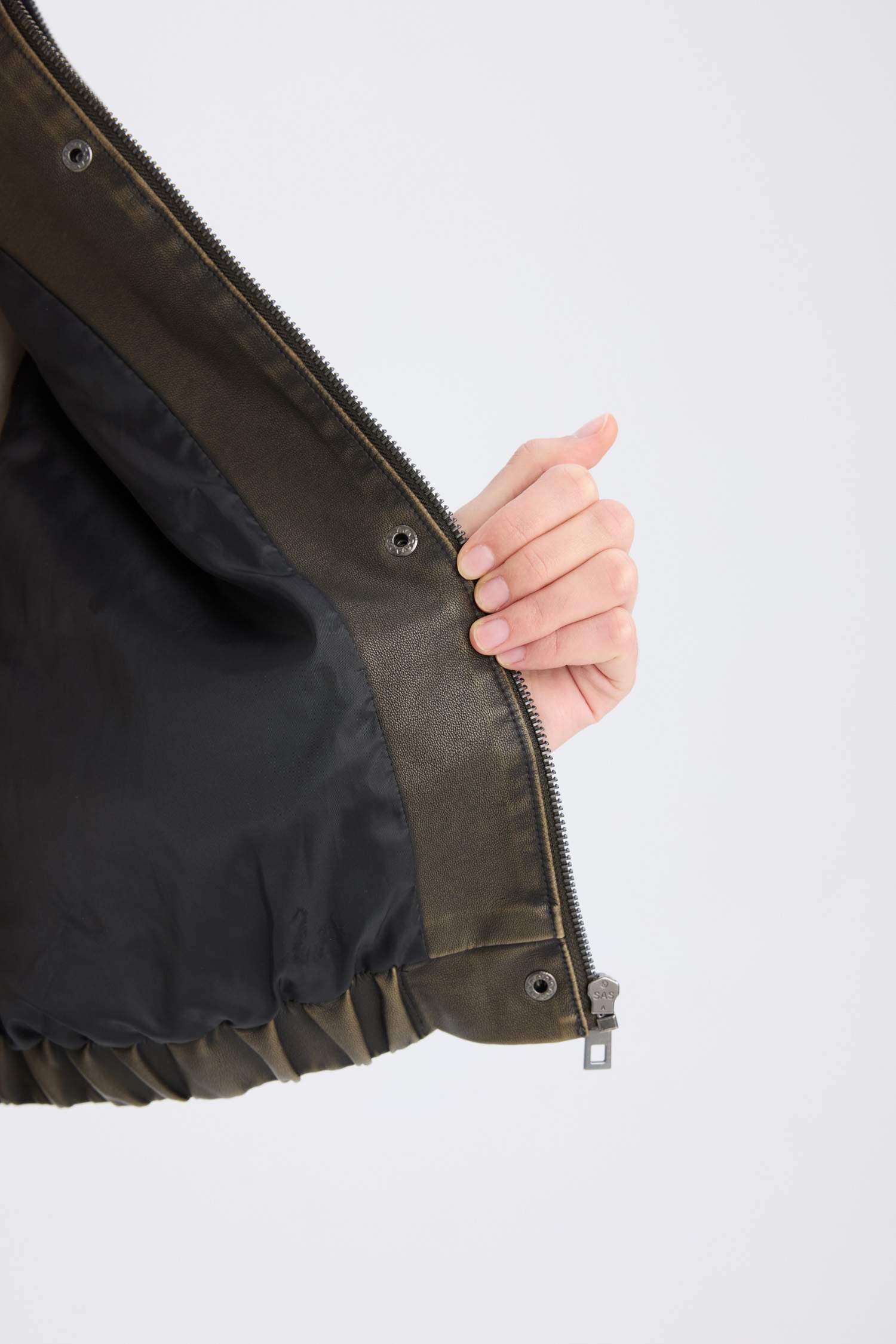 جاكيت جلد صناعي قصة مريحة بجيوب