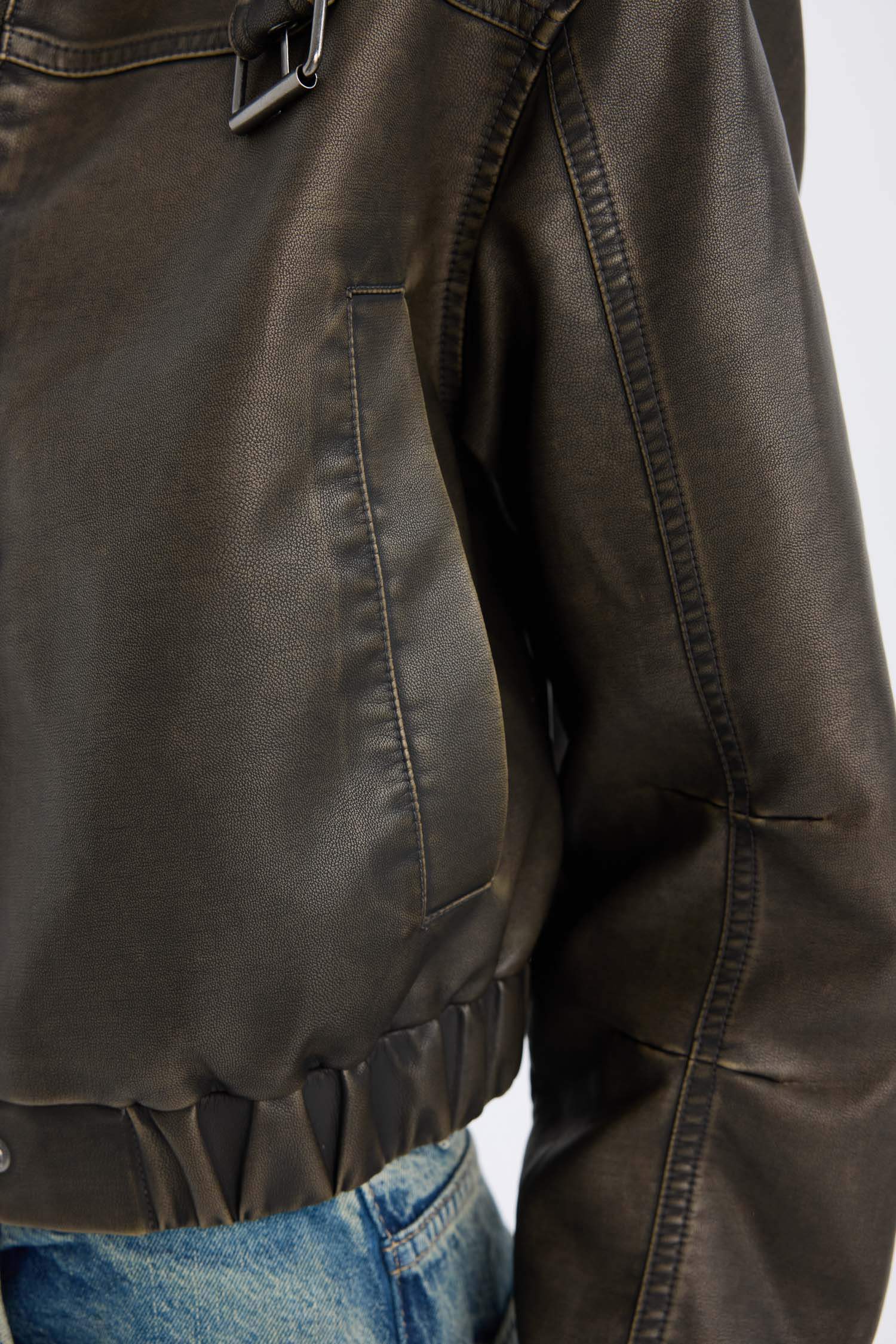 جاكيت جلد صناعي قصة مريحة بجيوب