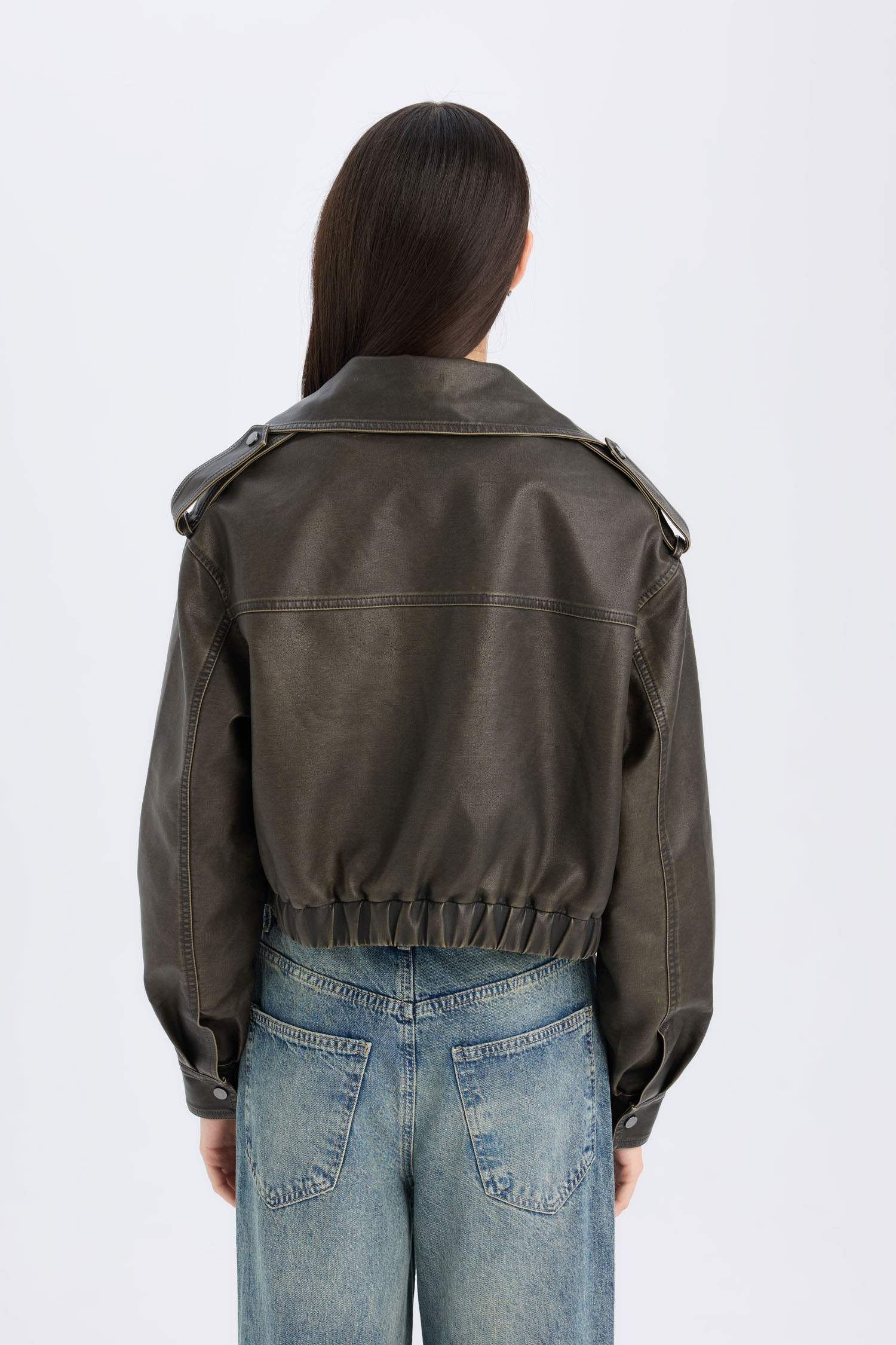 جاكيت جلد صناعي قصة مريحة بجيوب