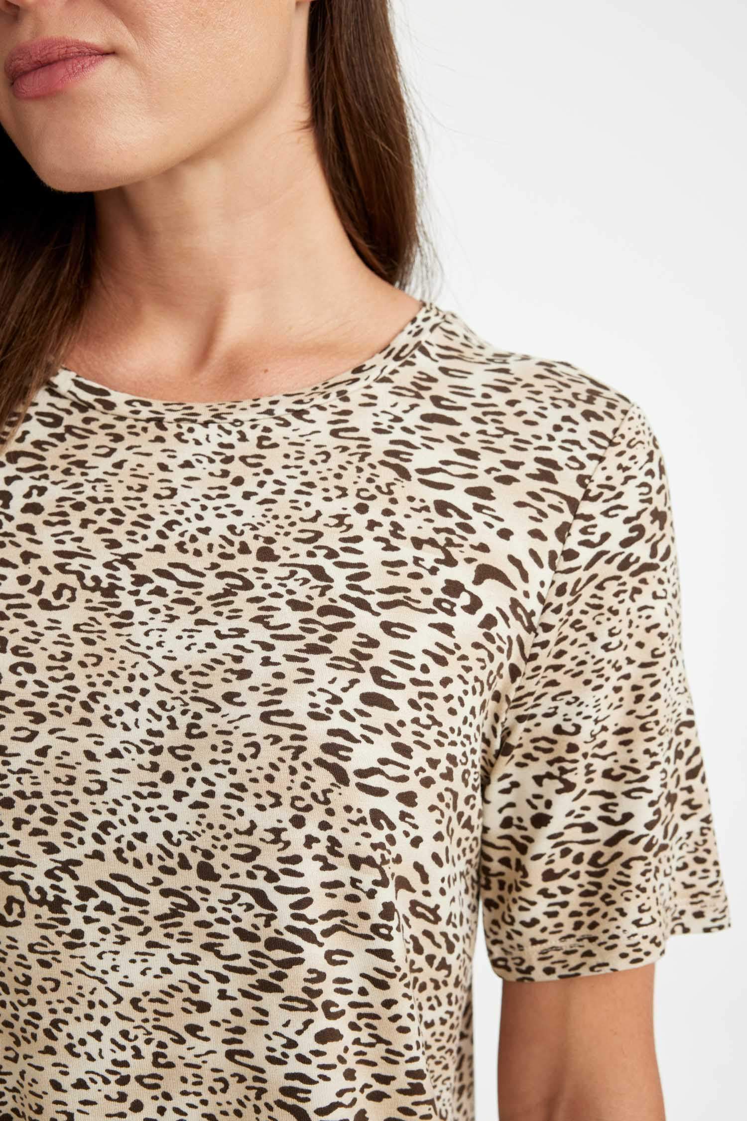 Regular Fit Bisiklet Yaka Leopar Desenli Kısa Kollu Tişört