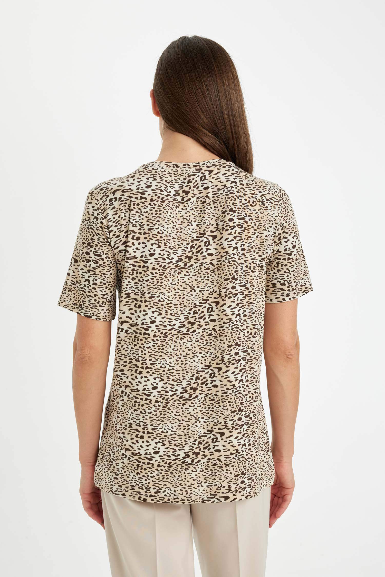 Regular Fit Bisiklet Yaka Leopar Desenli Kısa Kollu Tişört