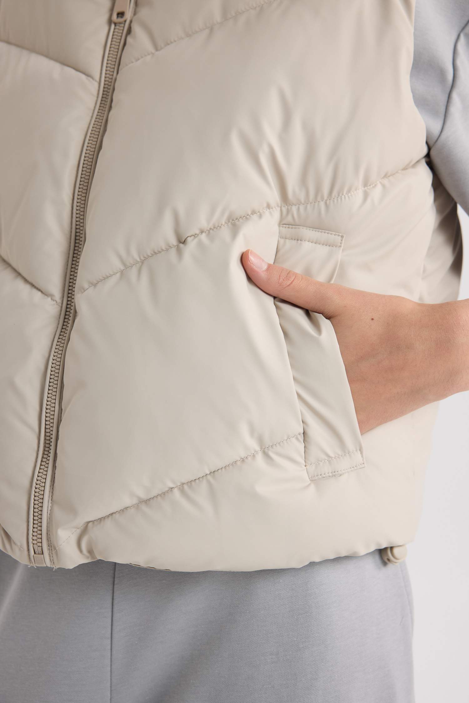 Regular Fit Stand Collar Quilted Zippered Puffer Vest