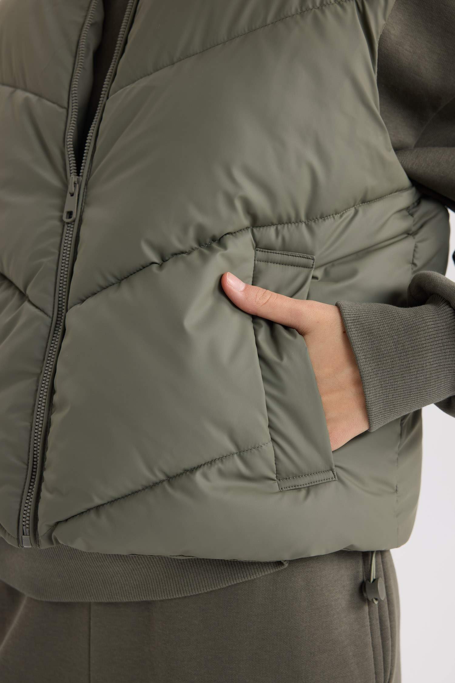 Regular Fit Dik Yaka Kapitoneli Fermuarlı Cepli Şişme Yelek