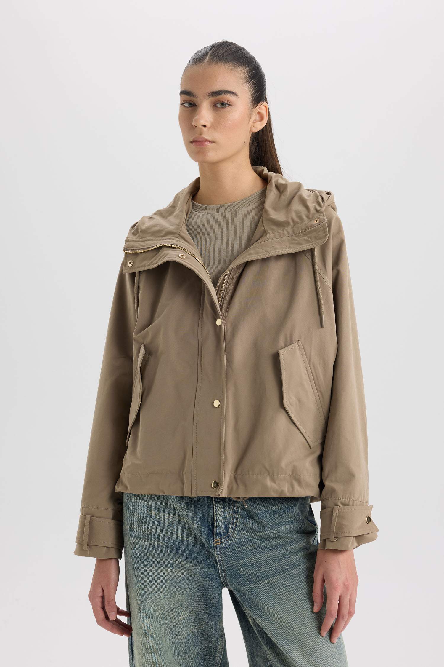 Легкая водонепроницаемая куртка с капюшоном и карманами