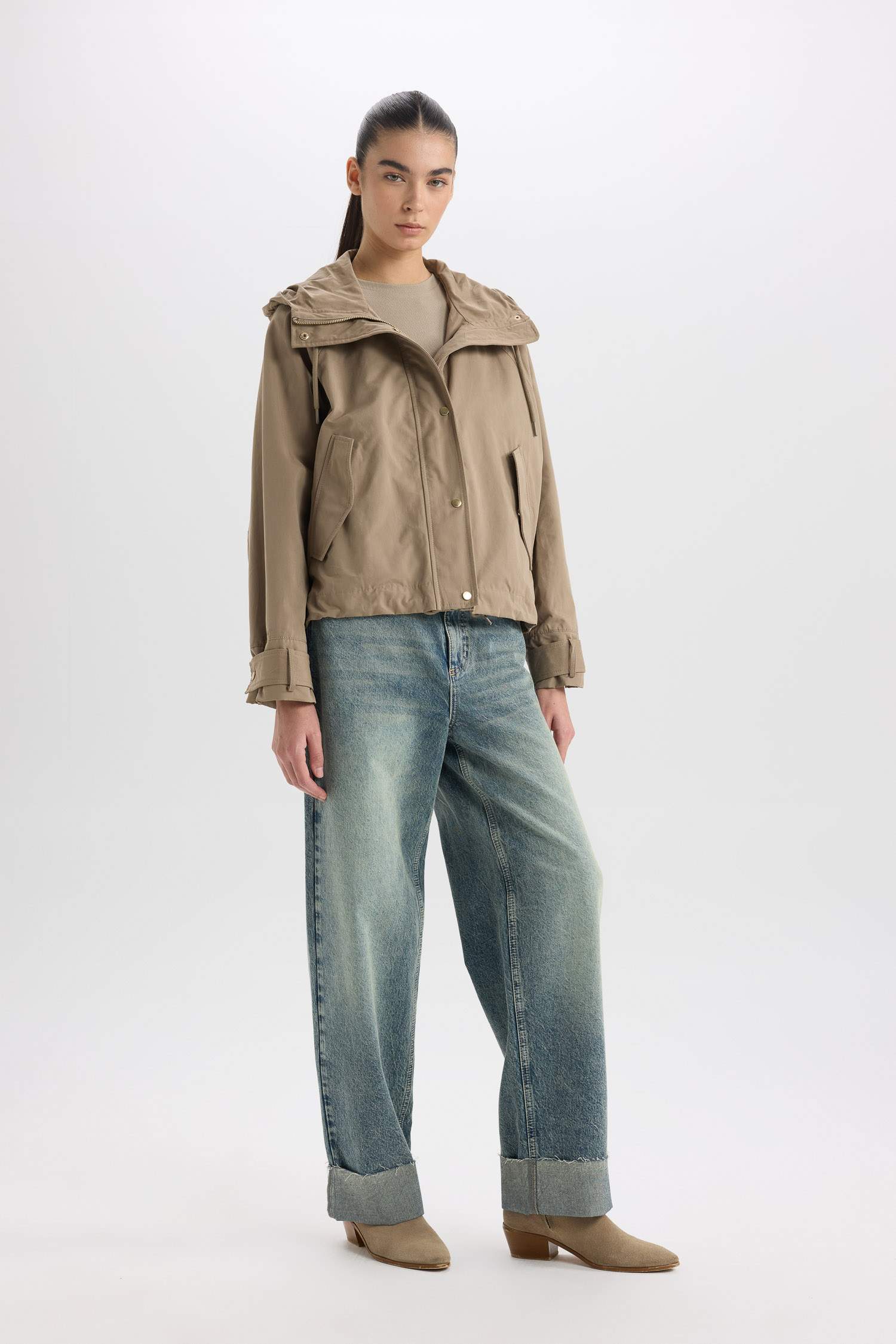 Легкая водонепроницаемая куртка с капюшоном и карманами