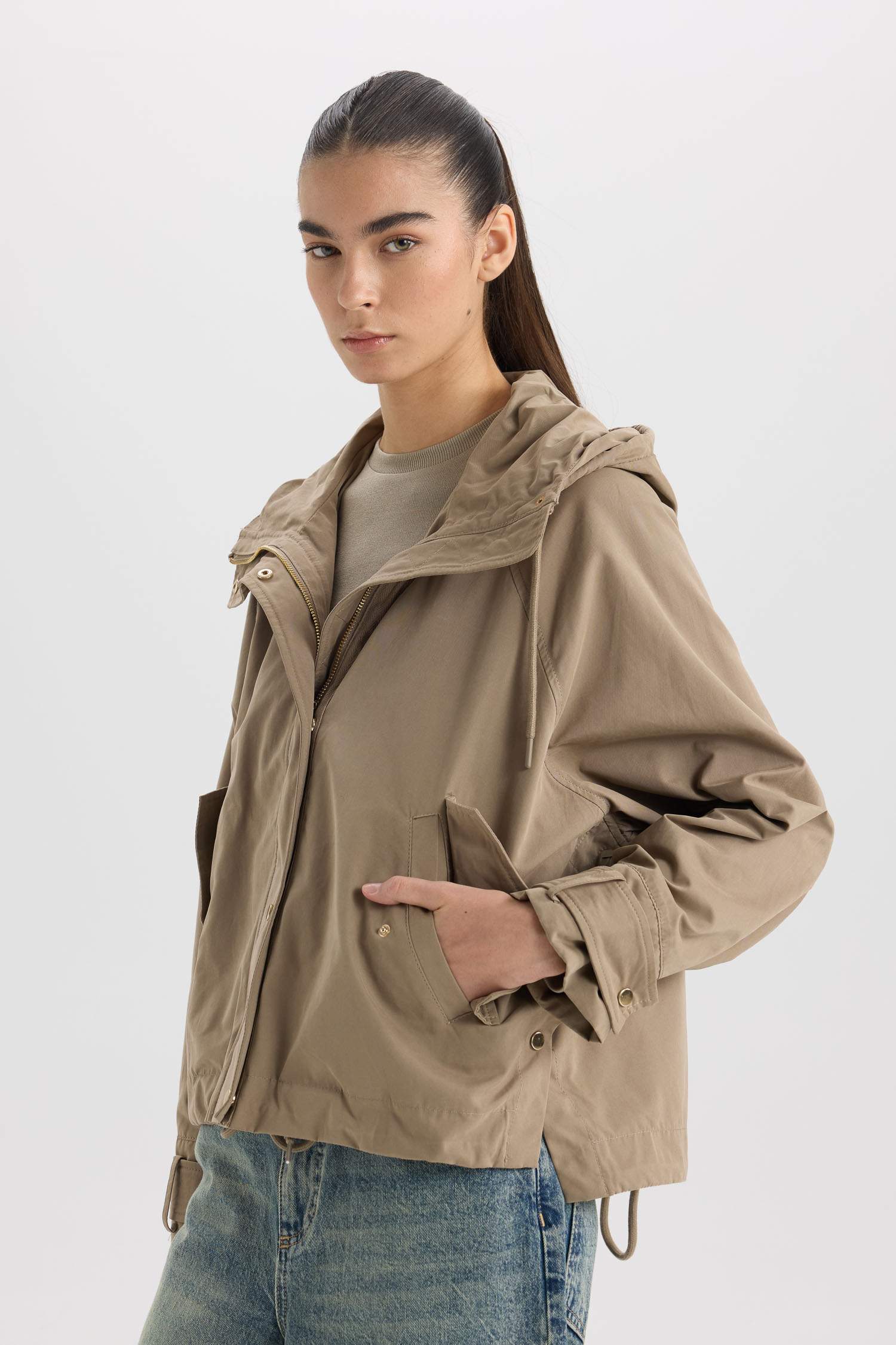 Легкая водонепроницаемая куртка с капюшоном и карманами