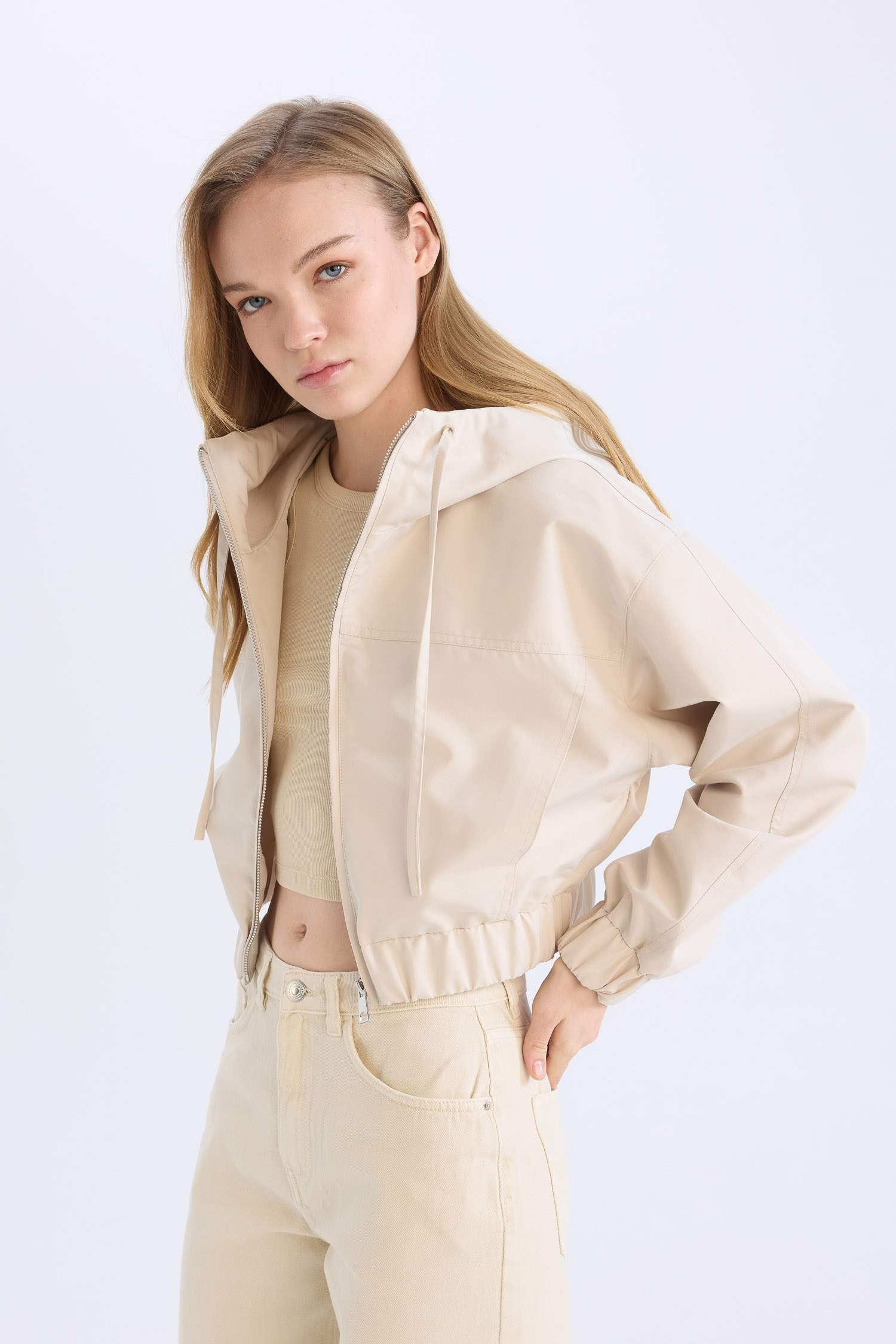 Su Geçirmez Kapüşonlu Fermuarlı Mont