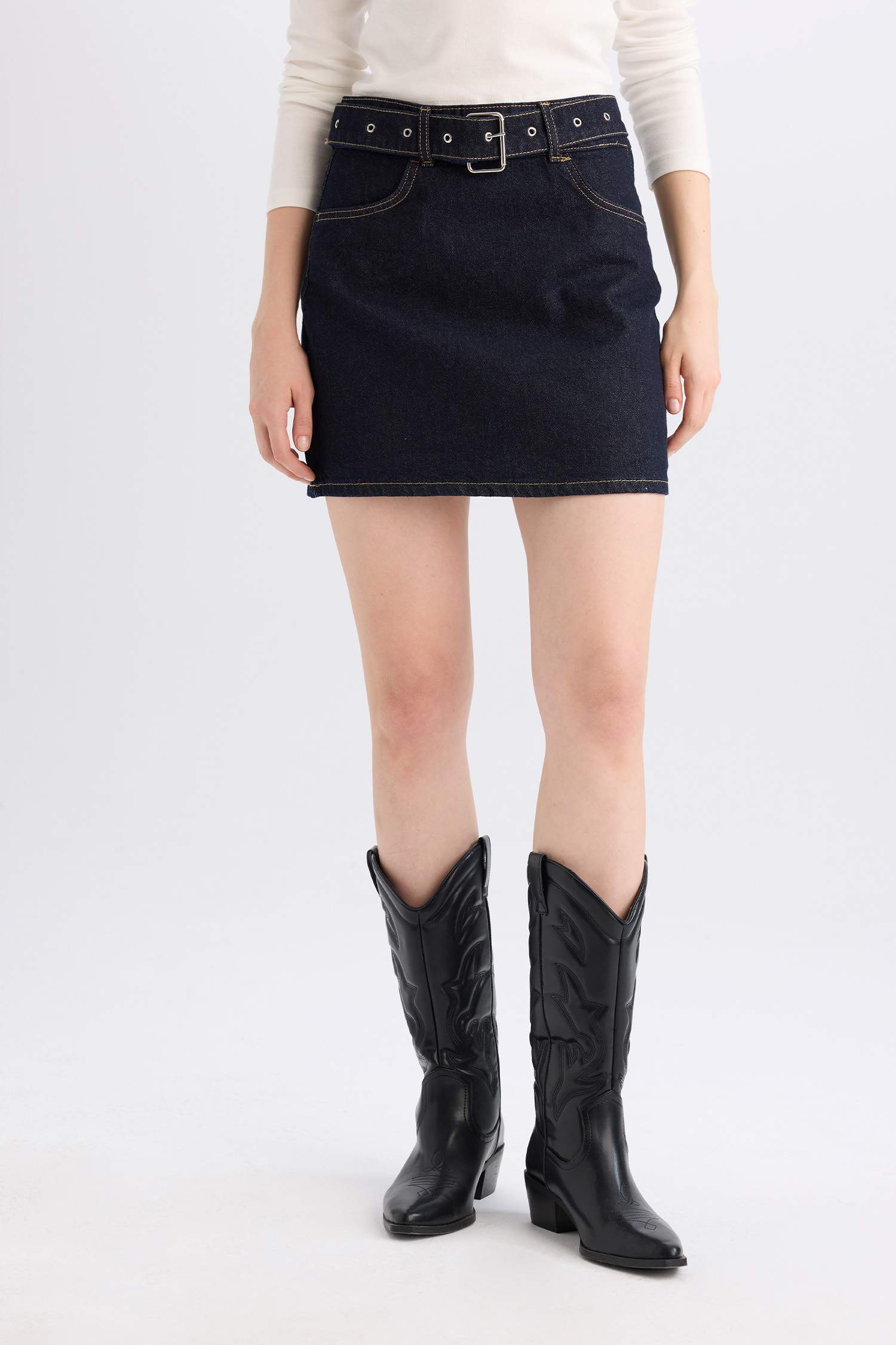 جيبة جينز قصيرة فاشون فيت بجيب وحزام بنأثير باهت