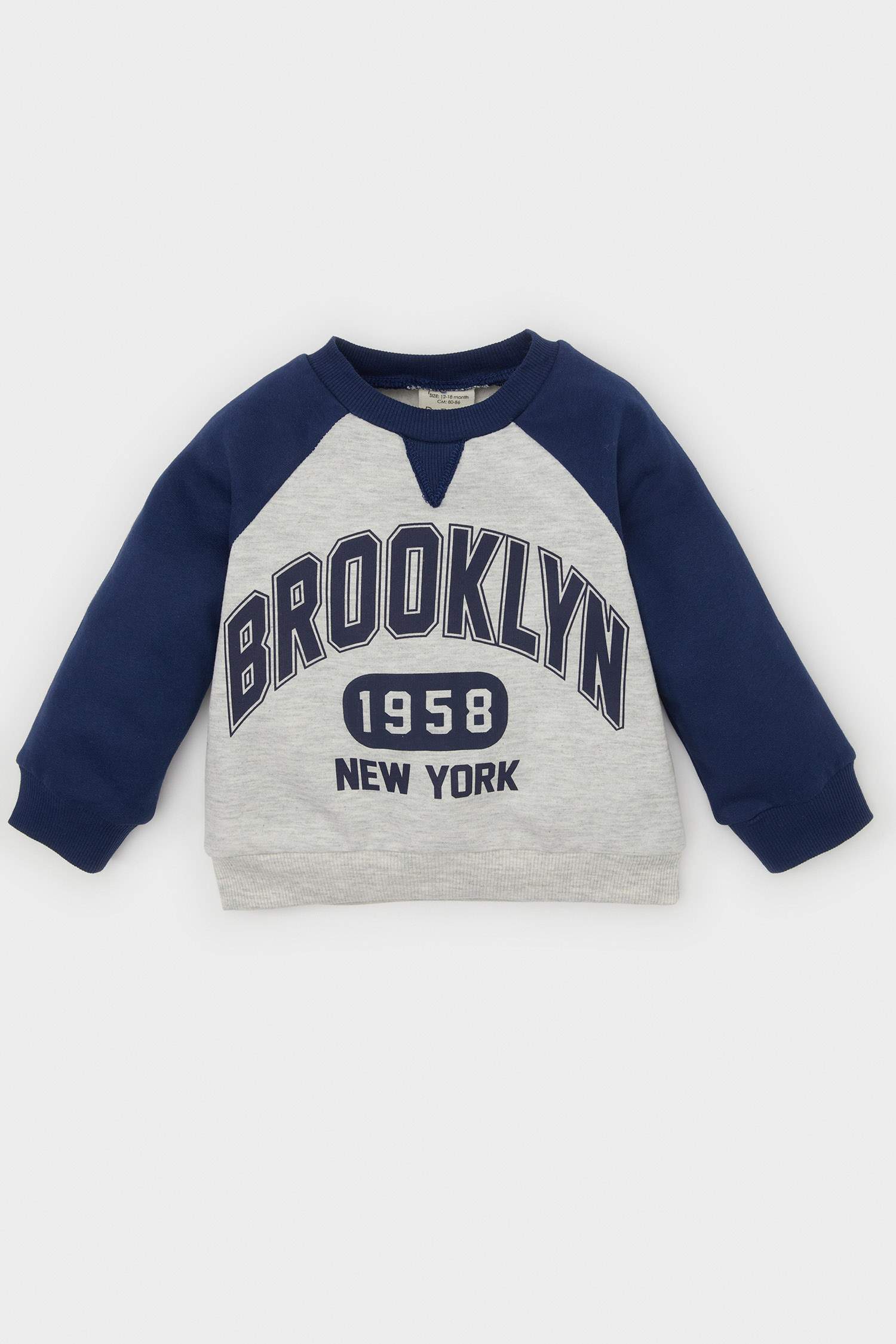 سويت شيرت بطبعة شعار قصة عادية برقبة مستديرة ببطانة ناعمة