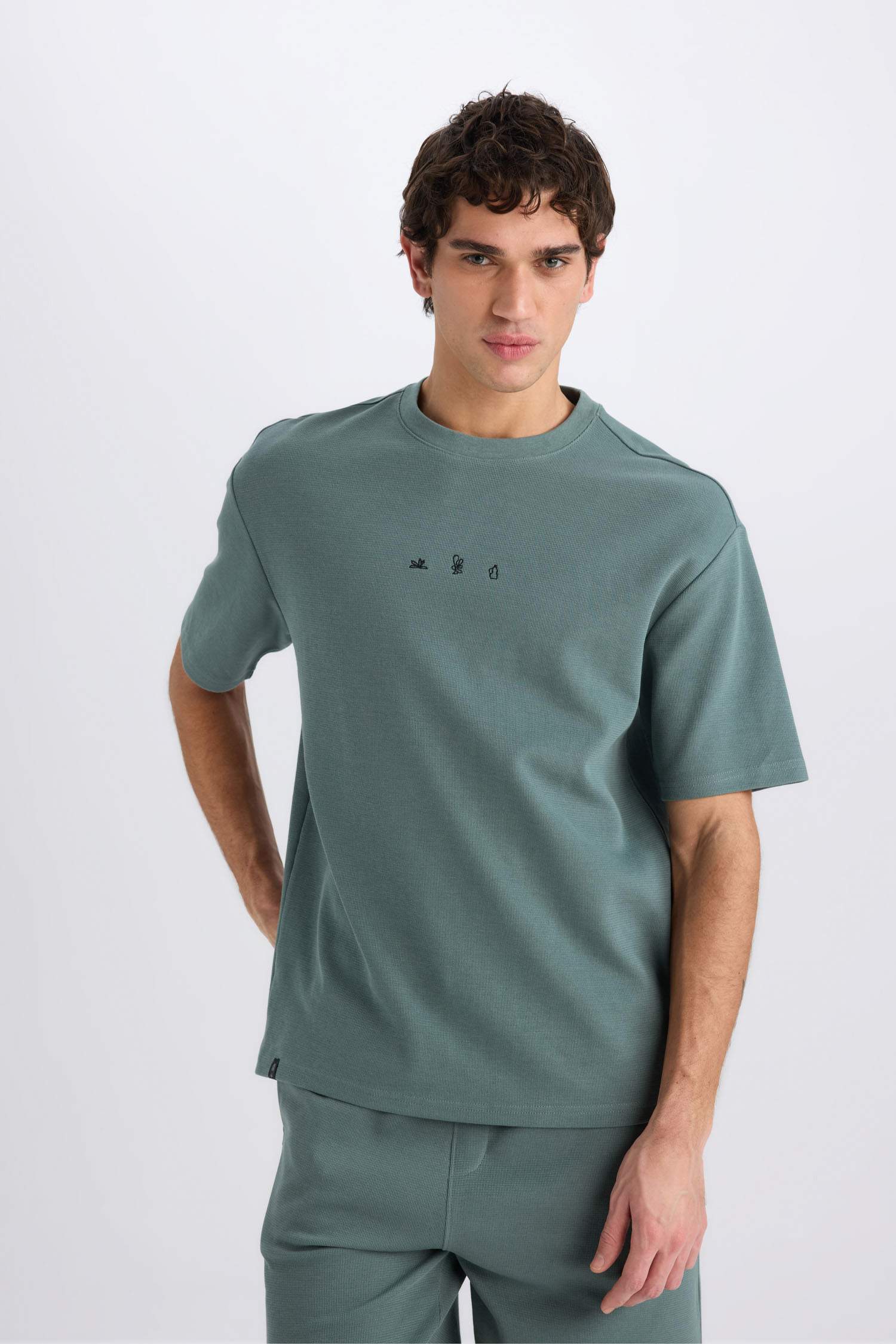 дөңгелек жаға минималл Қысқа жеңді футболка