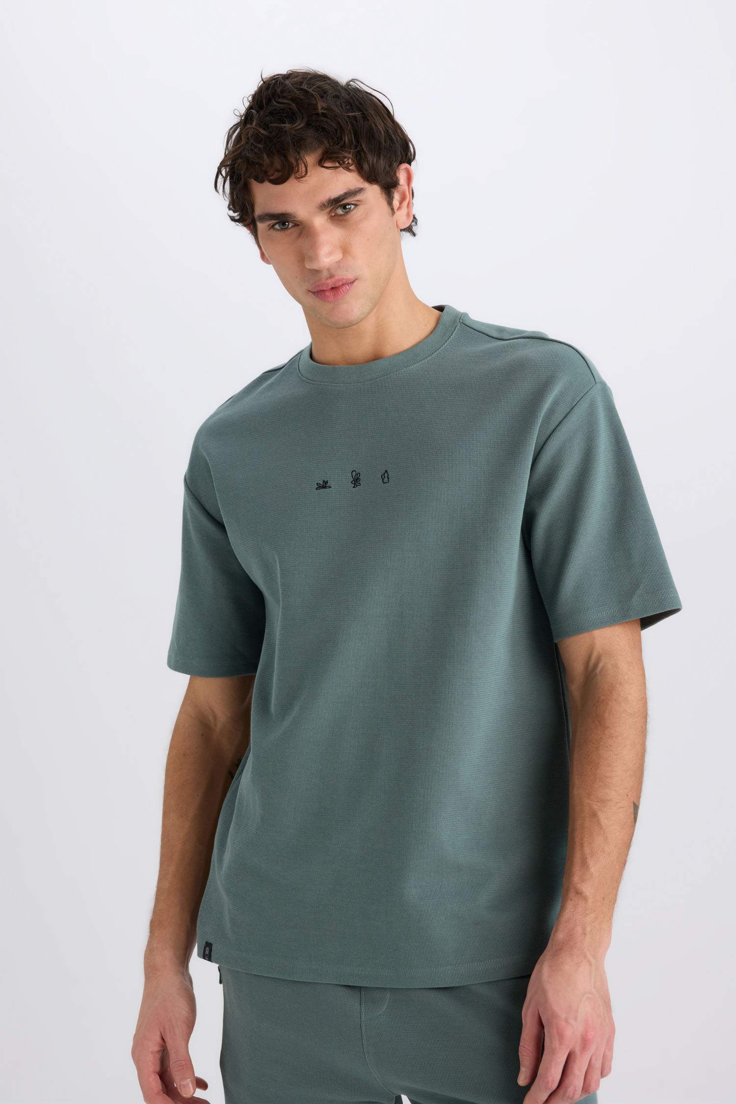 дөңгелек жаға минималл Қысқа жеңді футболка