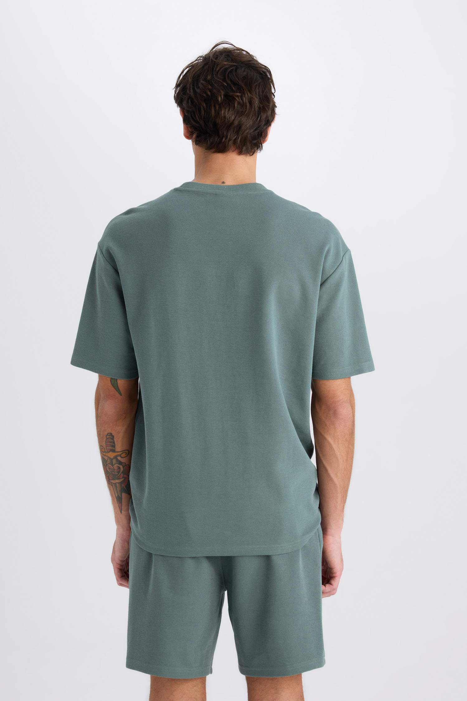 дөңгелек жаға минималл Қысқа жеңді футболка