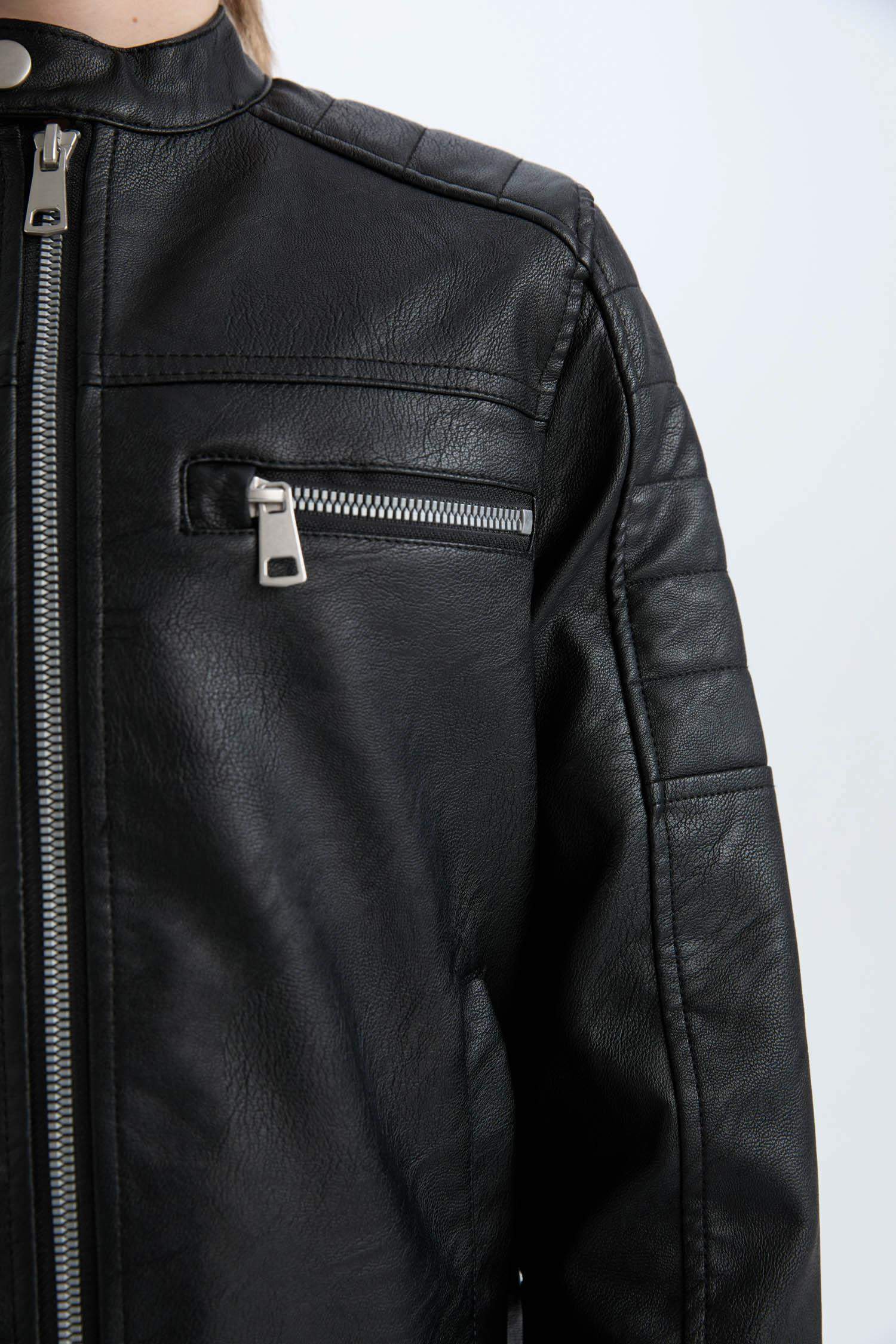 جاكيت وتر بروف اولادي جلد صناعي بياقة عالية