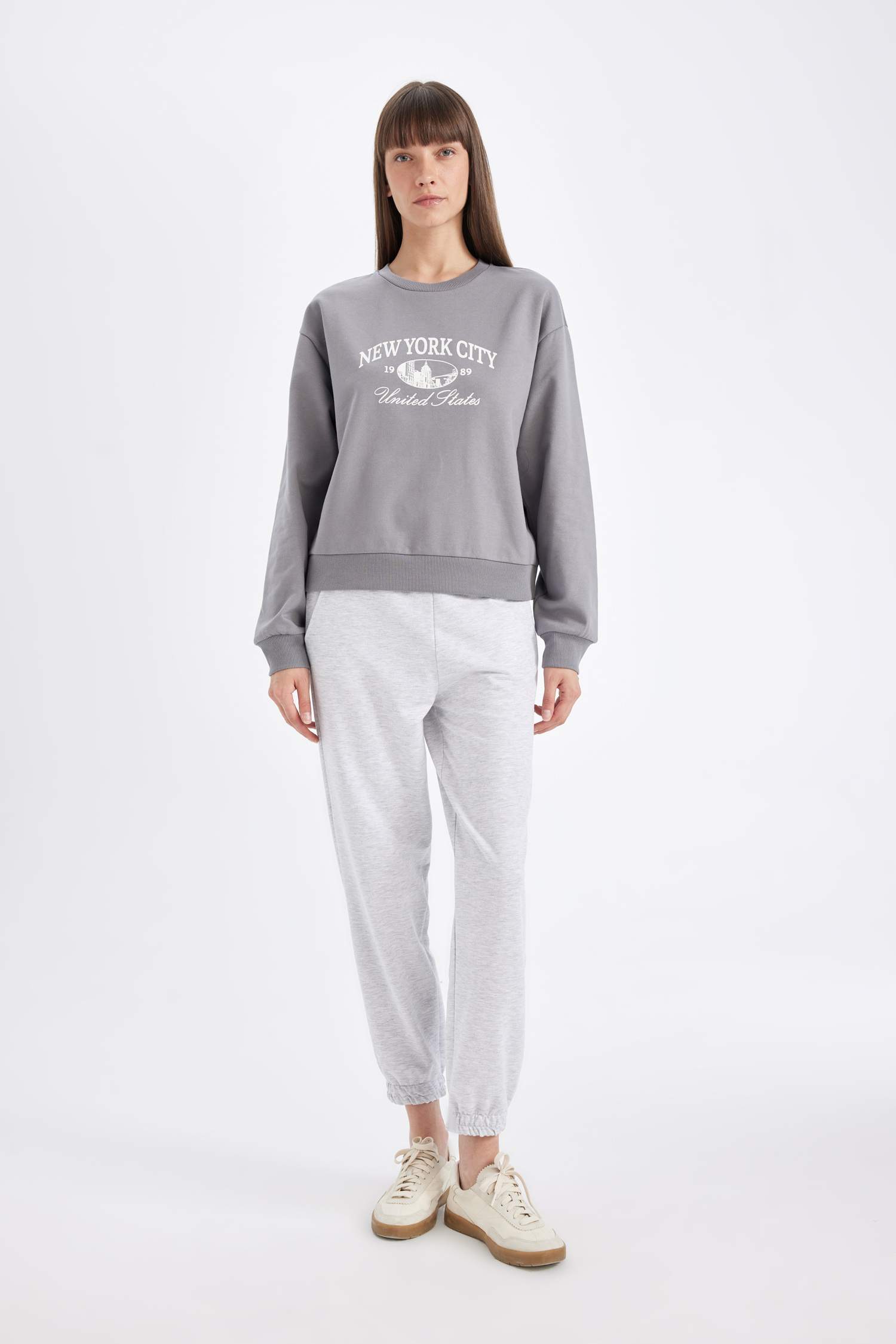 سويت شيرت خفيف قصة عادية بياخة مستديرة