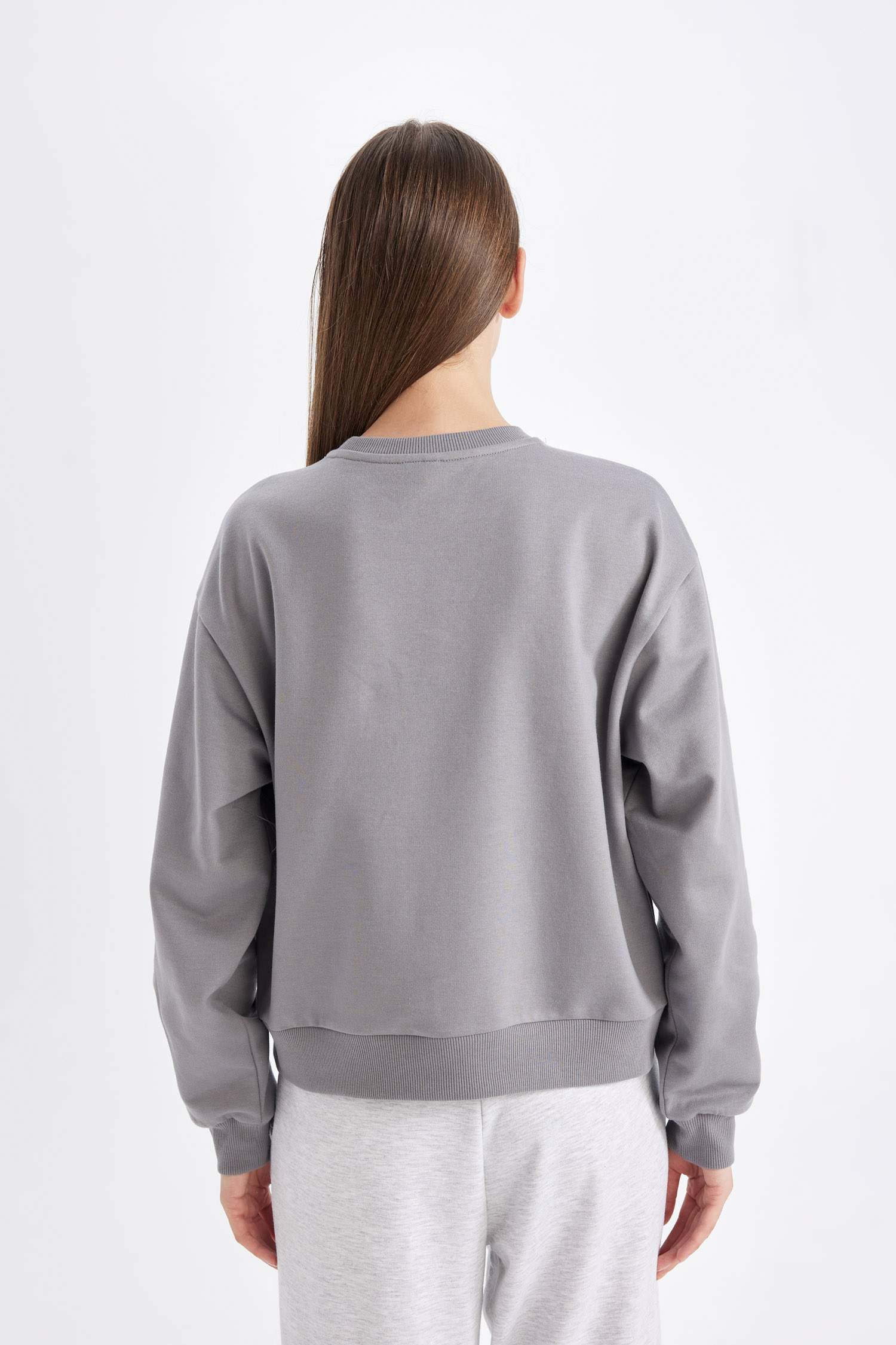 سويت شيرت خفيف قصة عادية بياخة مستديرة