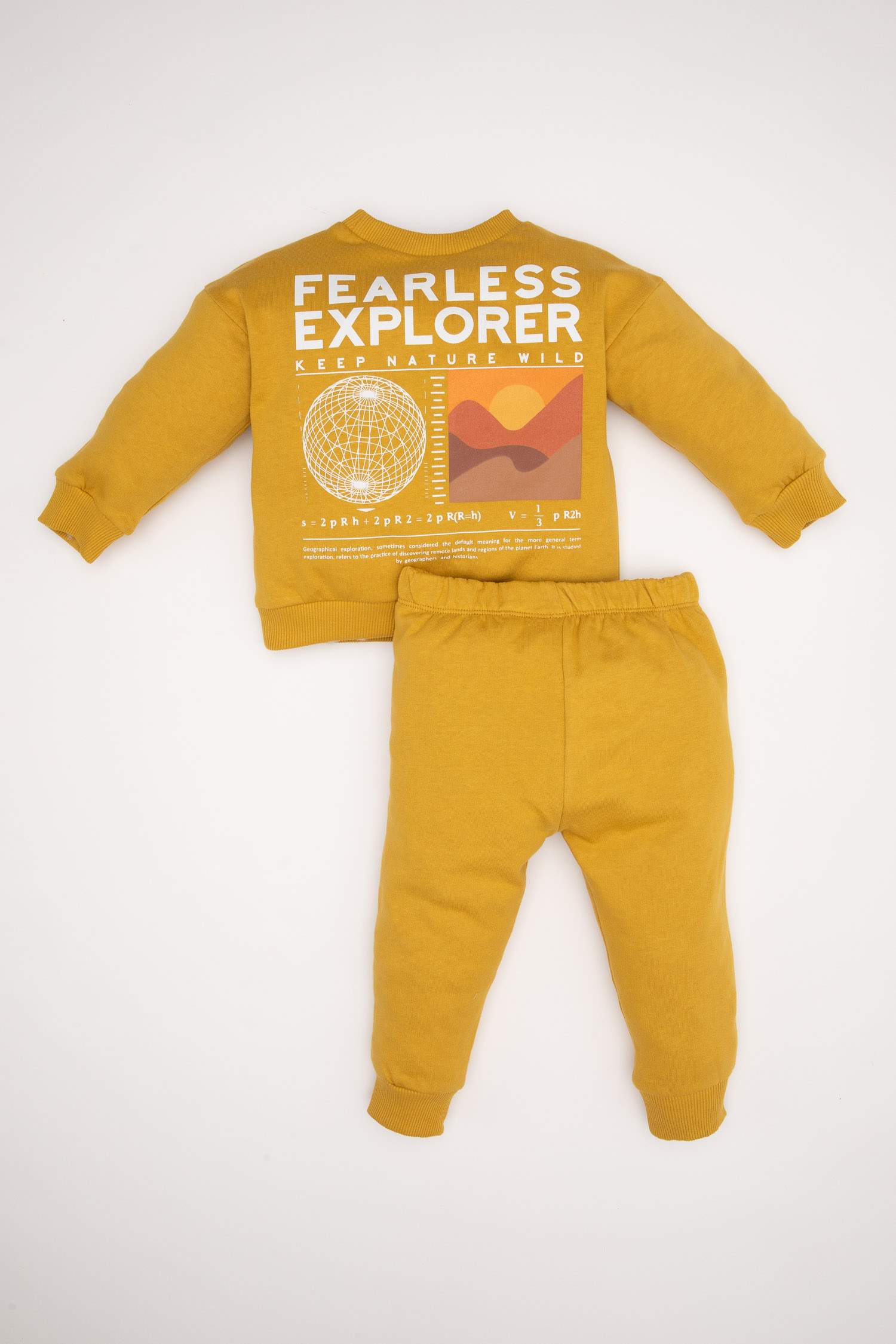 طقم بيبي اولادي بطبعة شعار قماش رقيق قصة عادية من قطعتين