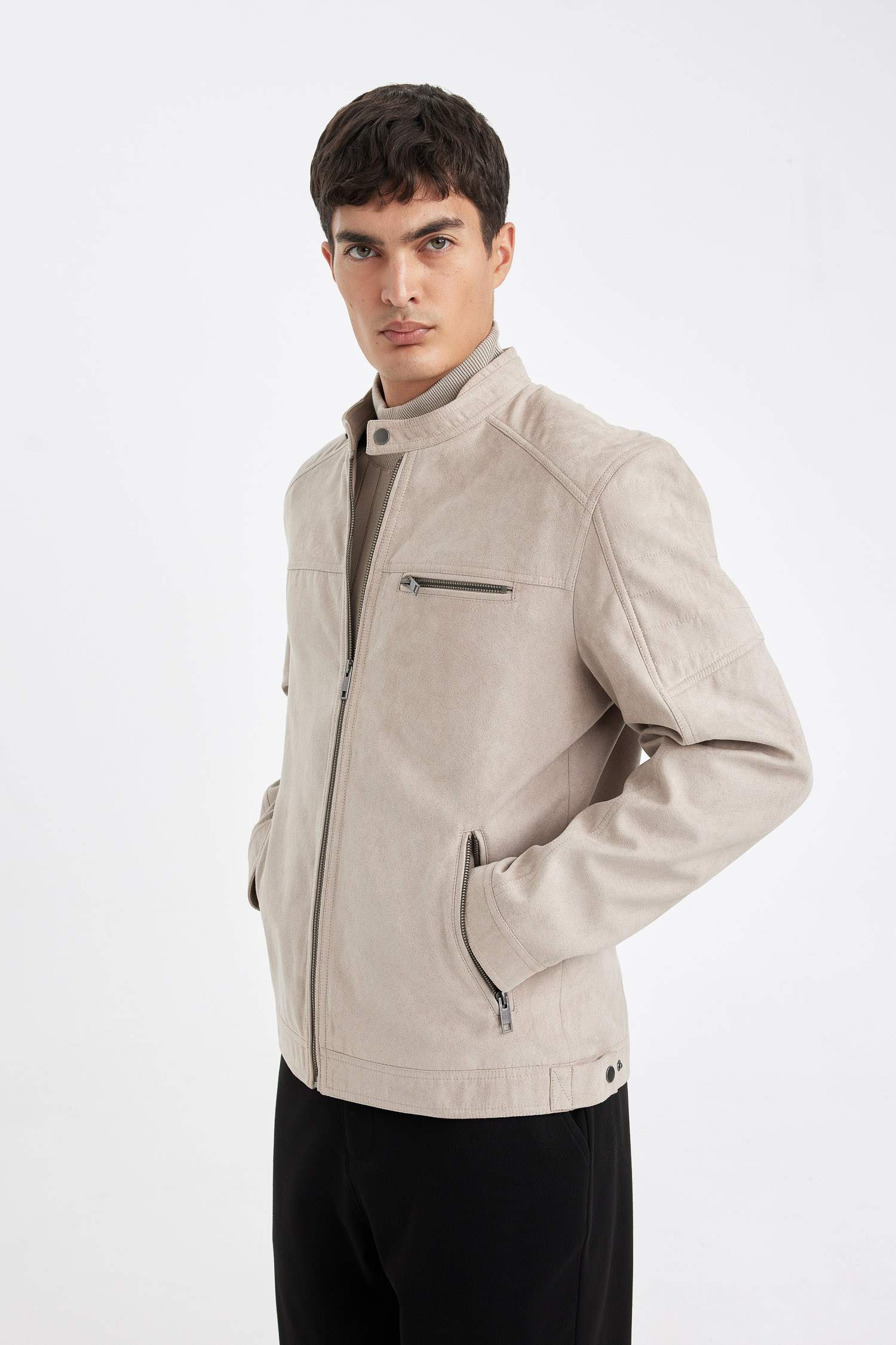 جاكيت سليم فيت بياقة عالية وجيب