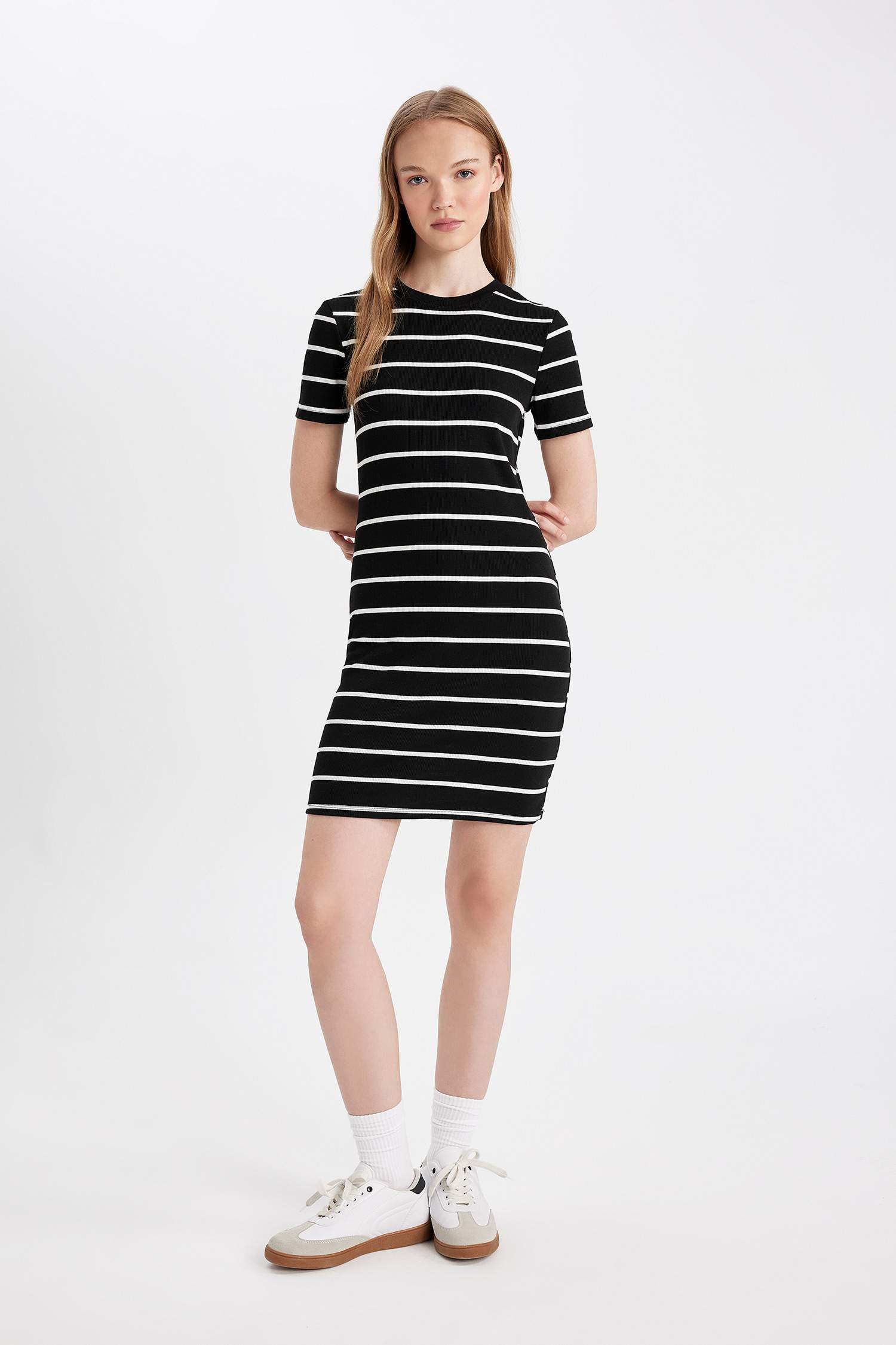 فستان قصير مخطط قصة ضيقة