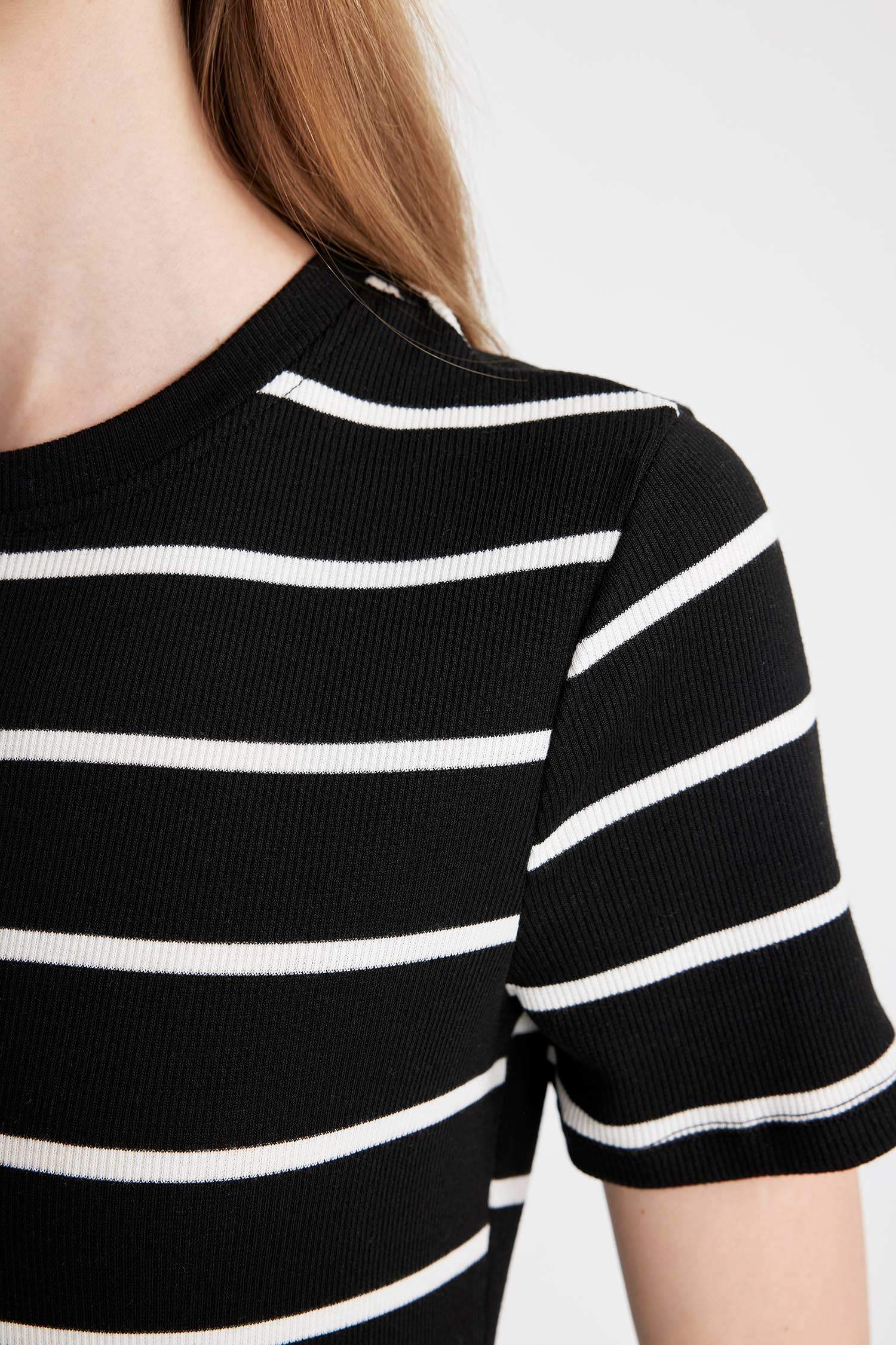 فستان قصير مخطط قصة ضيقة