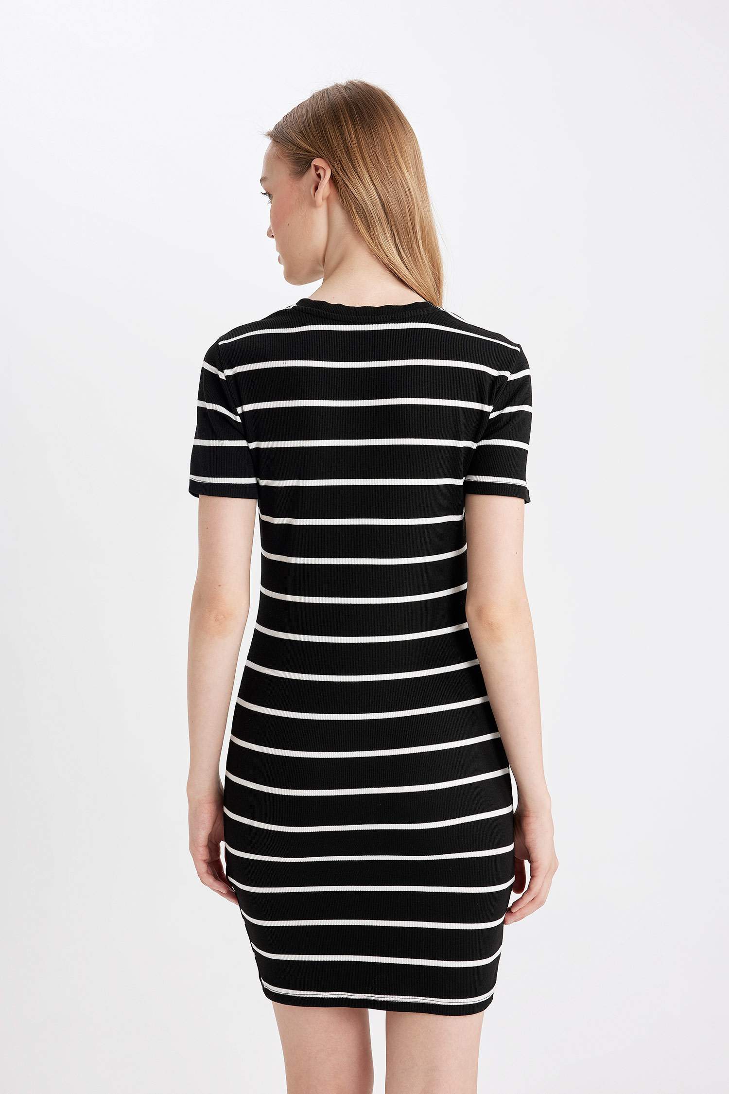 فستان قصير مخطط قصة ضيقة