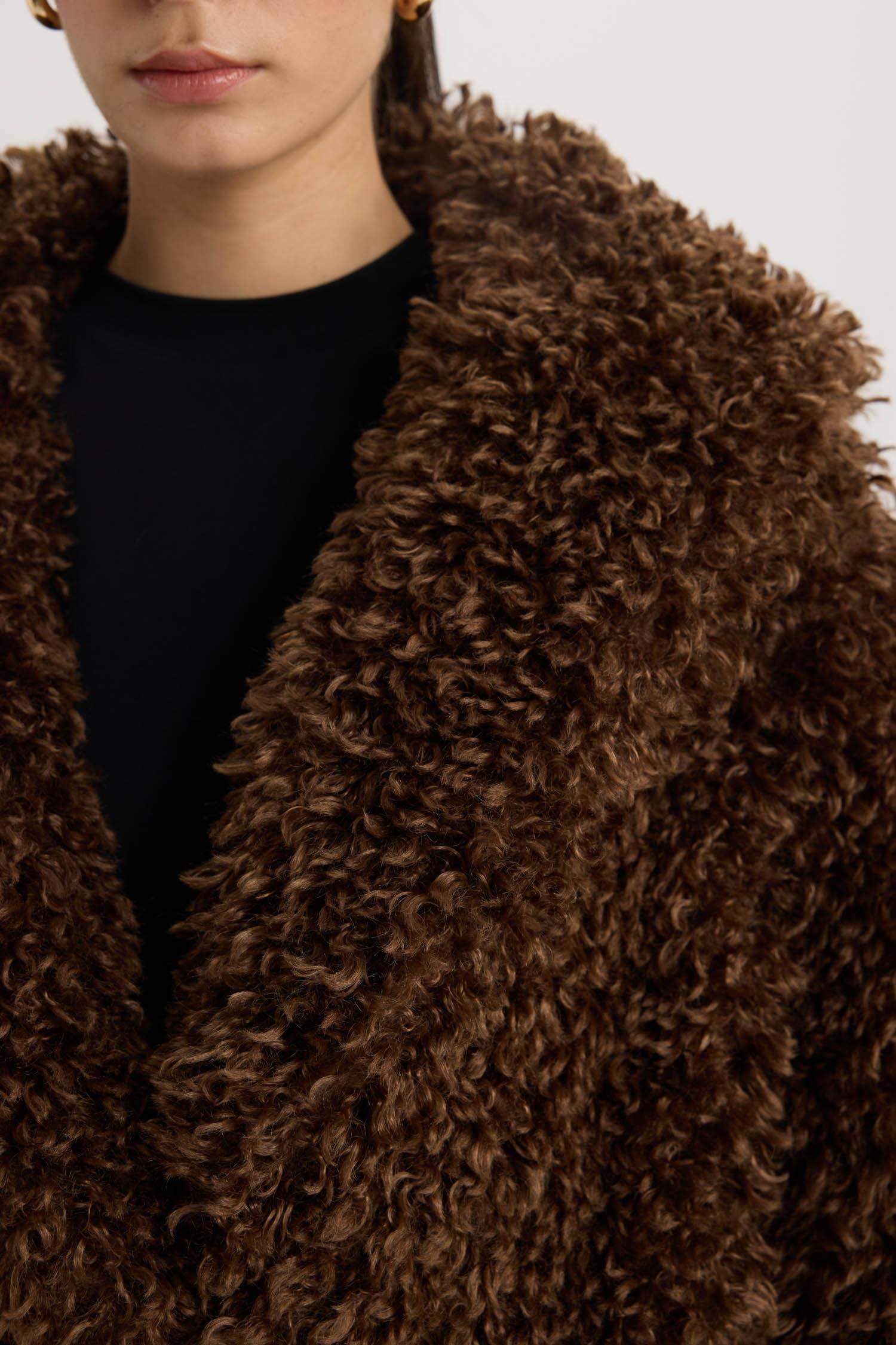 جاكيت فرو صناعي طويل قصة عادية بجيب