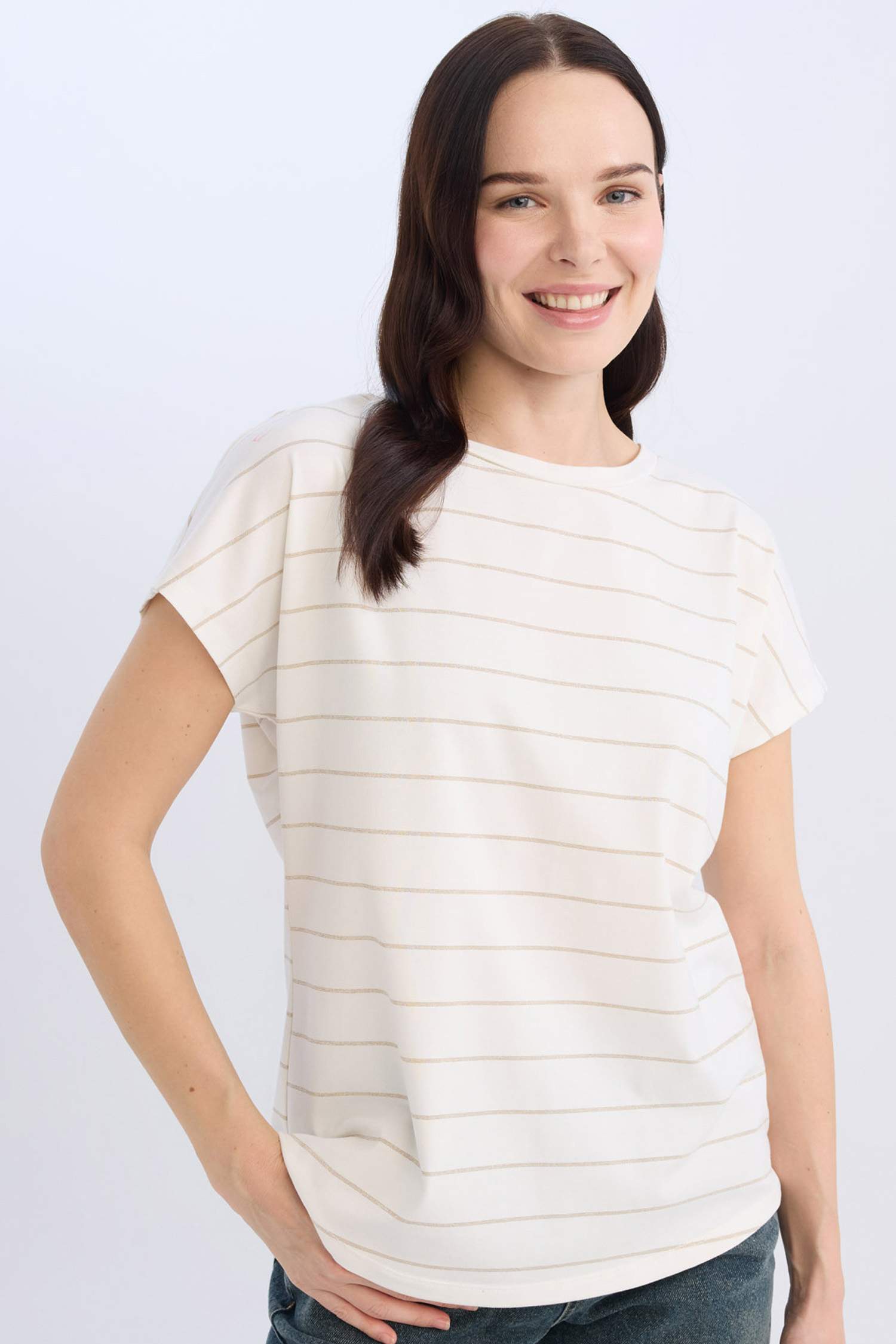 تيشيرت نص كم قصة عادية برقبة مستديرة