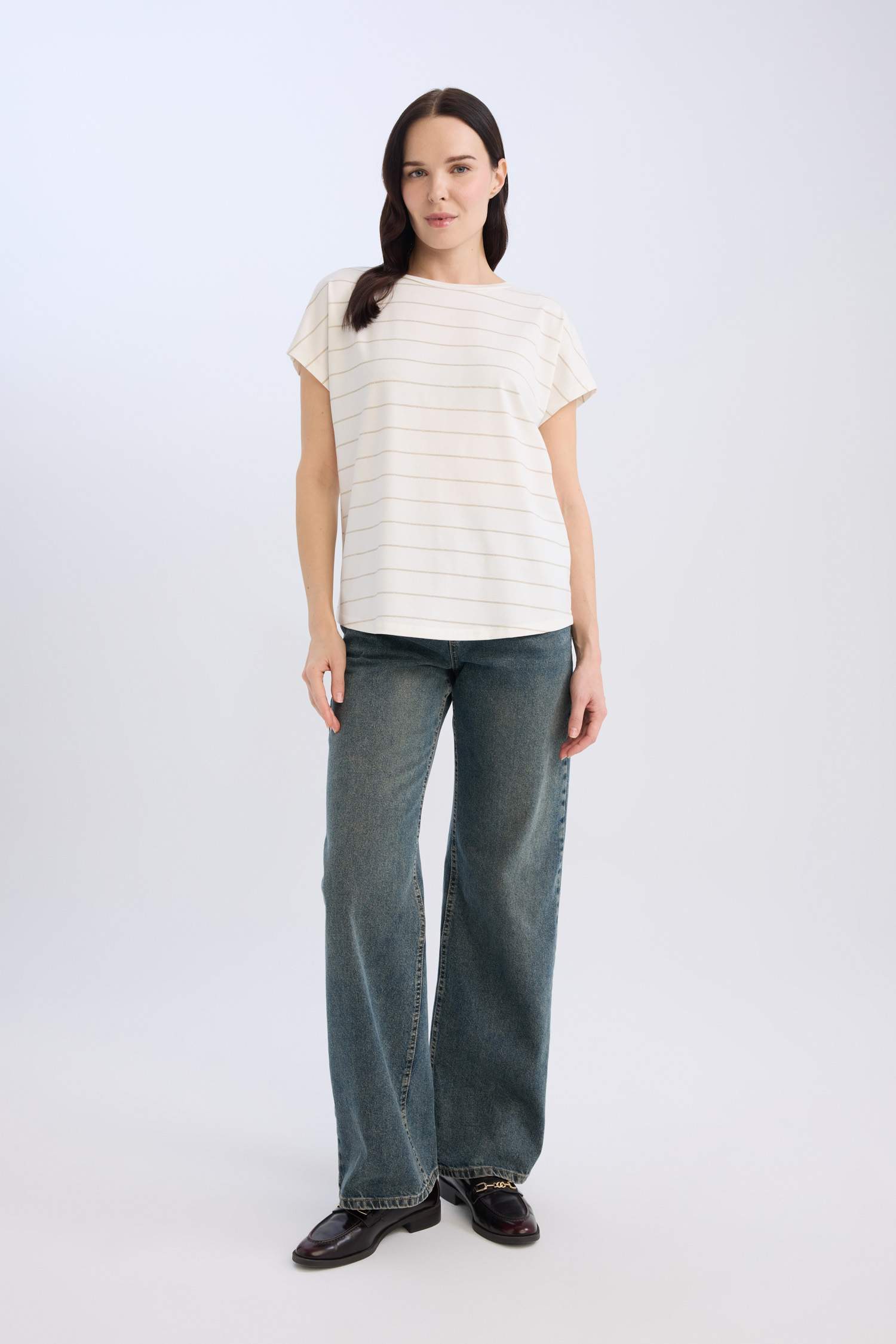 تيشيرت نص كم قصة عادية برقبة مستديرة