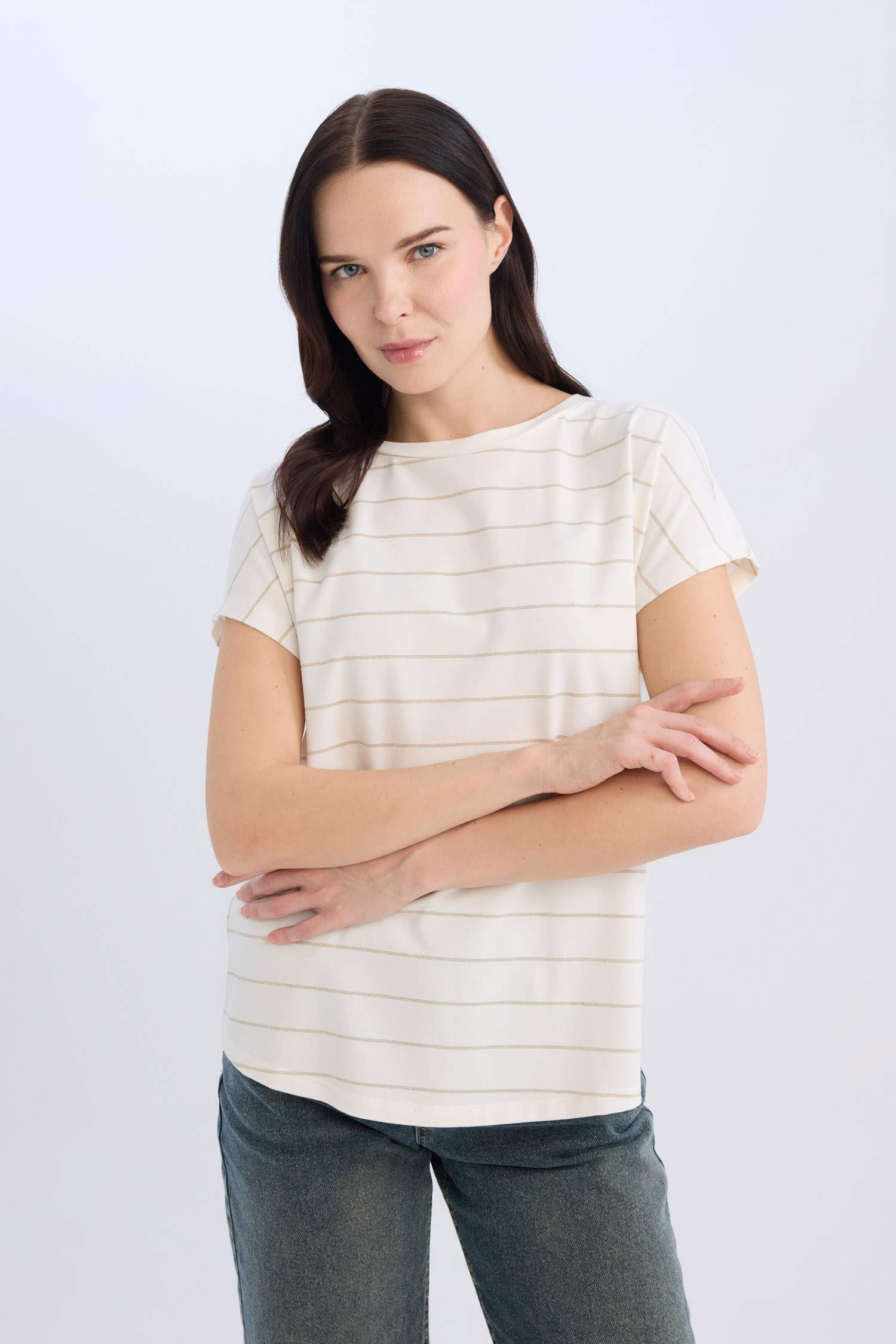 تيشيرت نص كم قصة عادية برقبة مستديرة