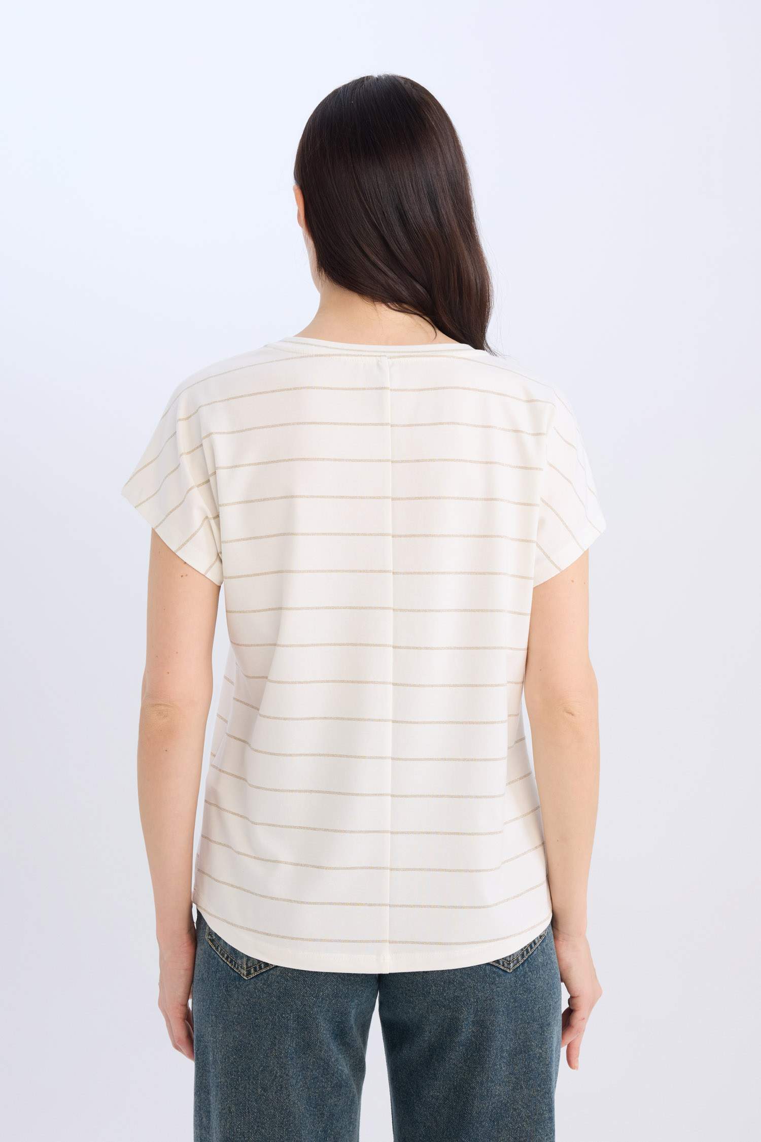 تيشيرت نص كم قصة عادية برقبة مستديرة