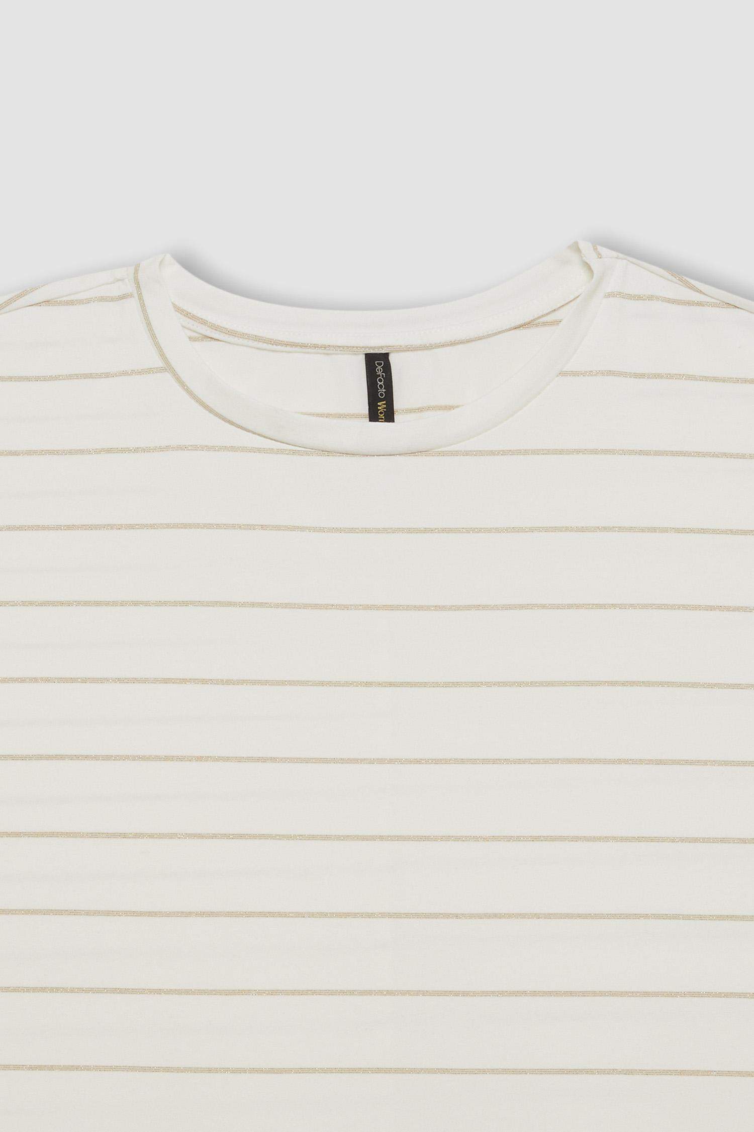 تيشيرت نص كم قصة عادية برقبة مستديرة