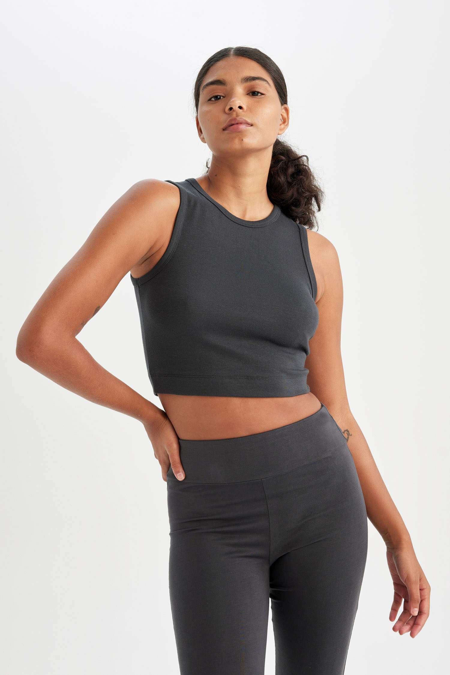 ديباردور رياضي كروب توب برقبة مستديرة من DeFactoFit