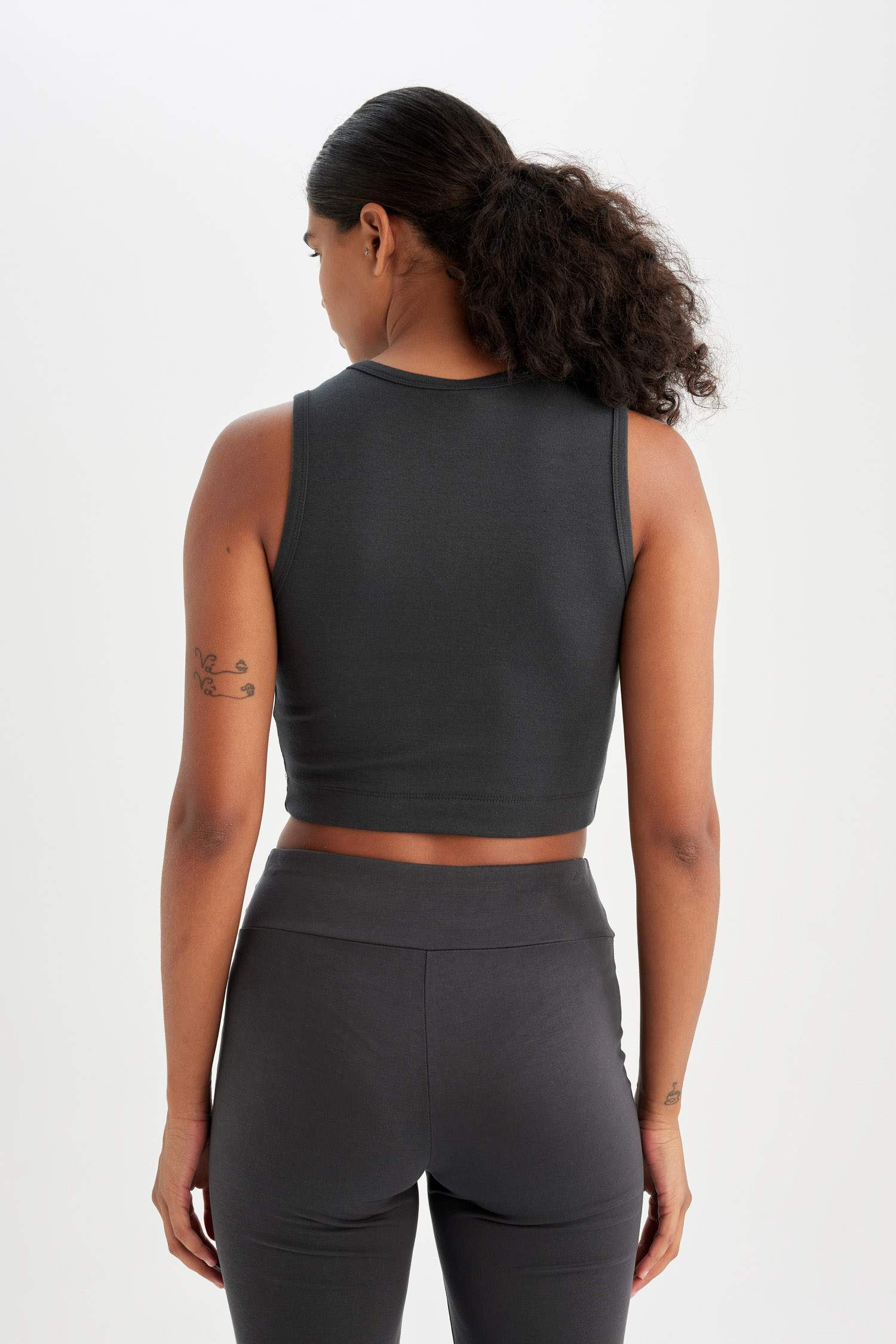 ديباردور رياضي كروب توب برقبة مستديرة من DeFactoFit