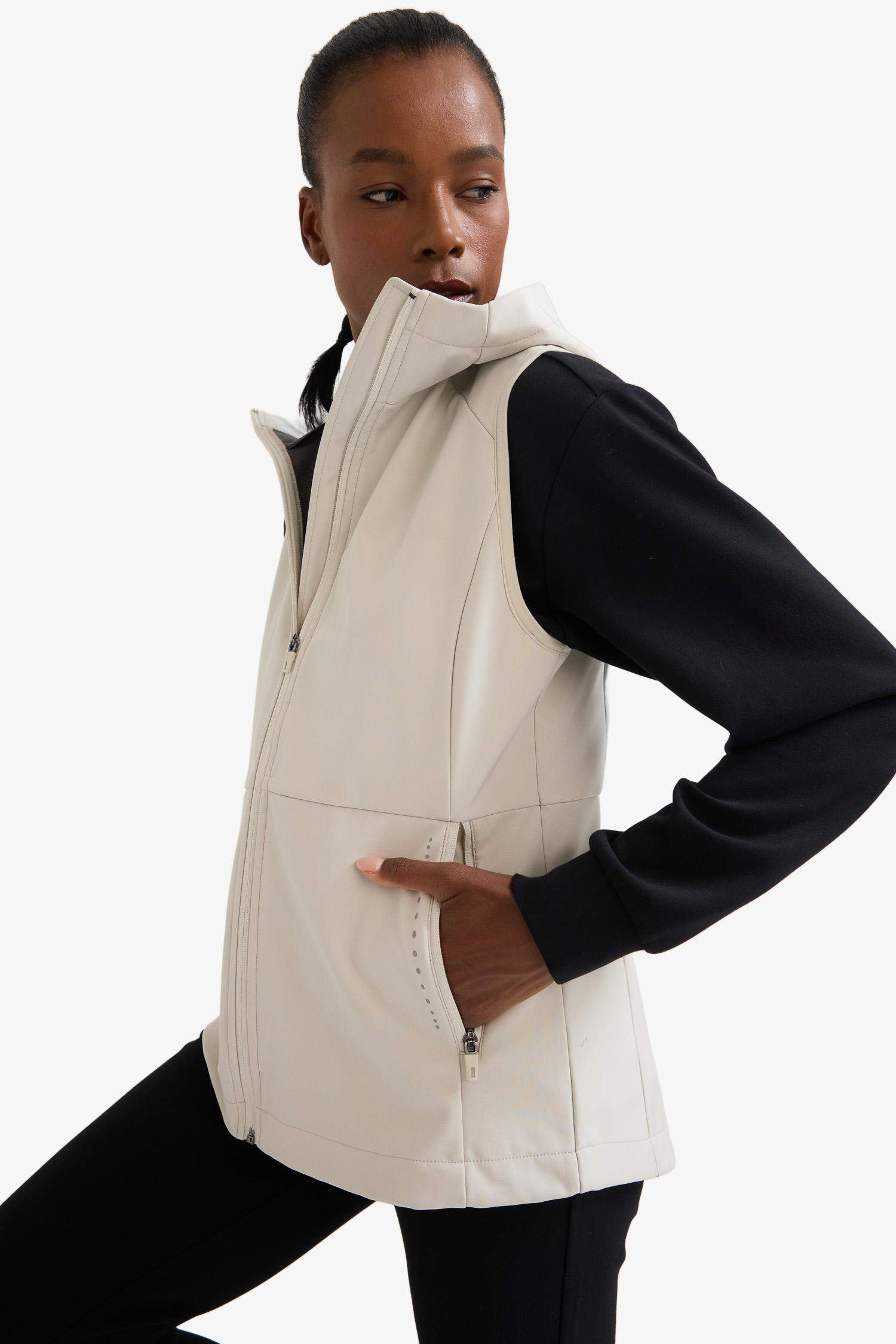 DeFactoFit Su İtici Slim Fit Dar Kesim Kapüşonlu Fermuarlı Sporcu Softshell Yelek