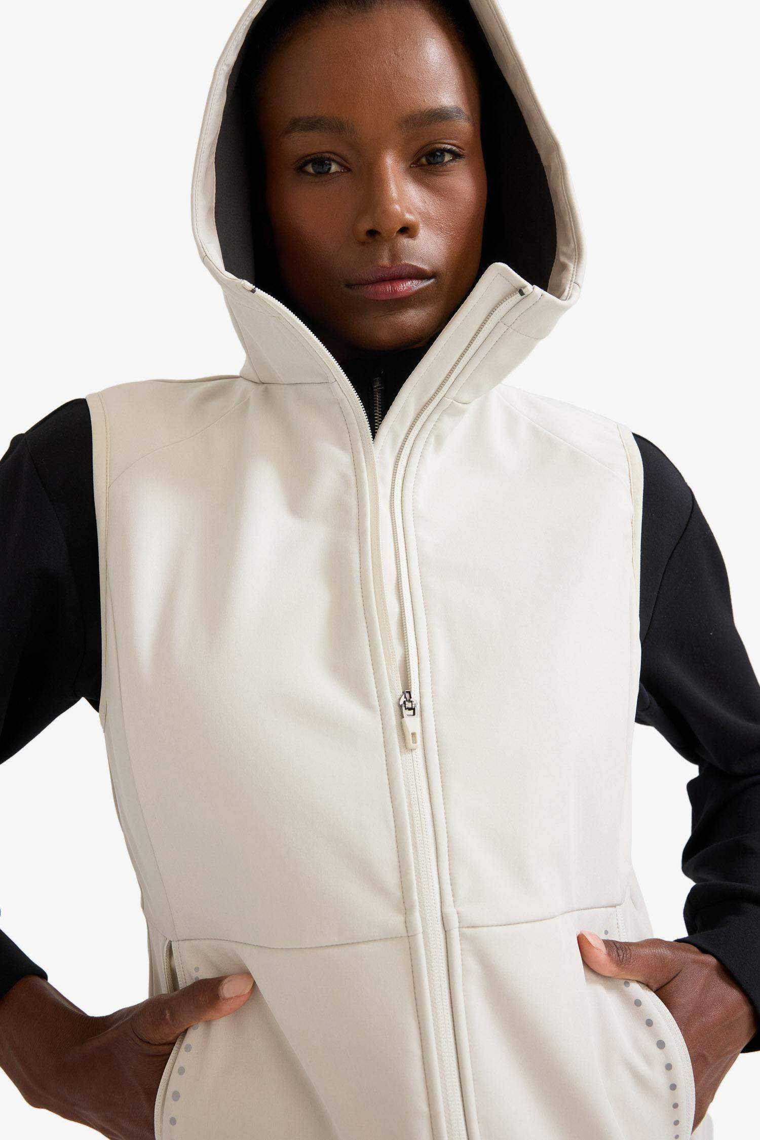 DeFactoFit Su İtici Slim Fit Dar Kesim Kapüşonlu Fermuarlı Sporcu Softshell Yelek