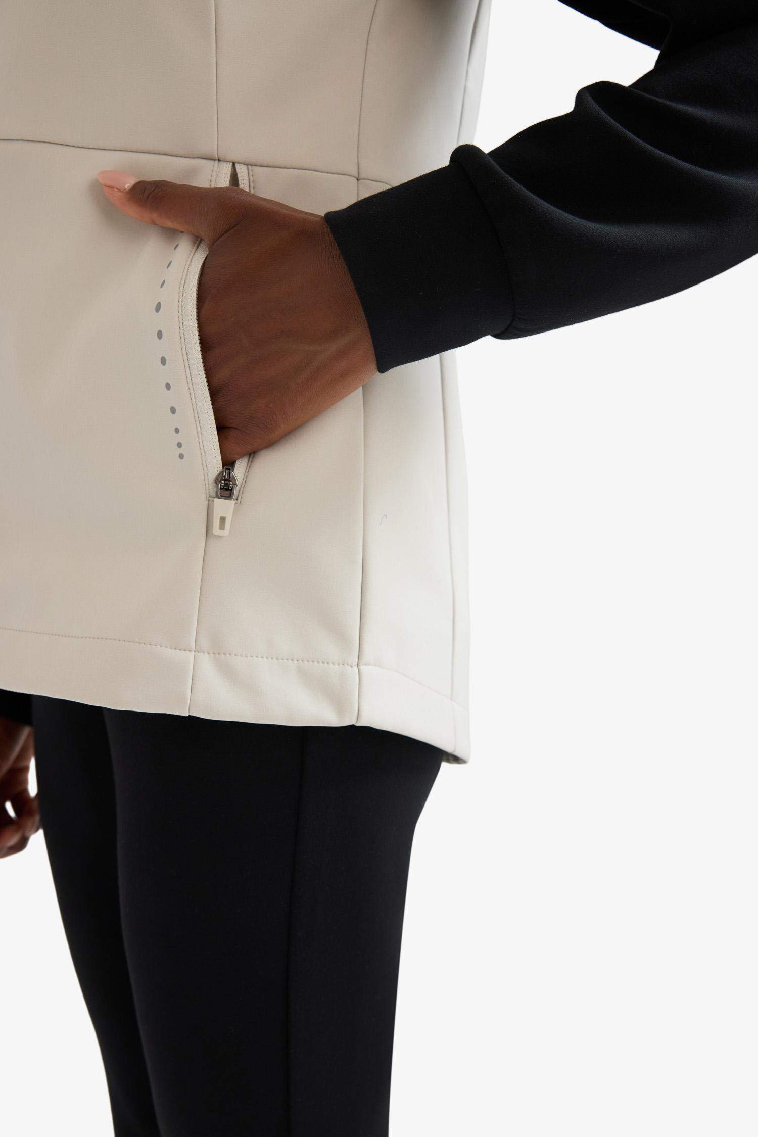 DeFactoFit Su İtici Slim Fit Dar Kesim Kapüşonlu Fermuarlı Sporcu Softshell Yelek