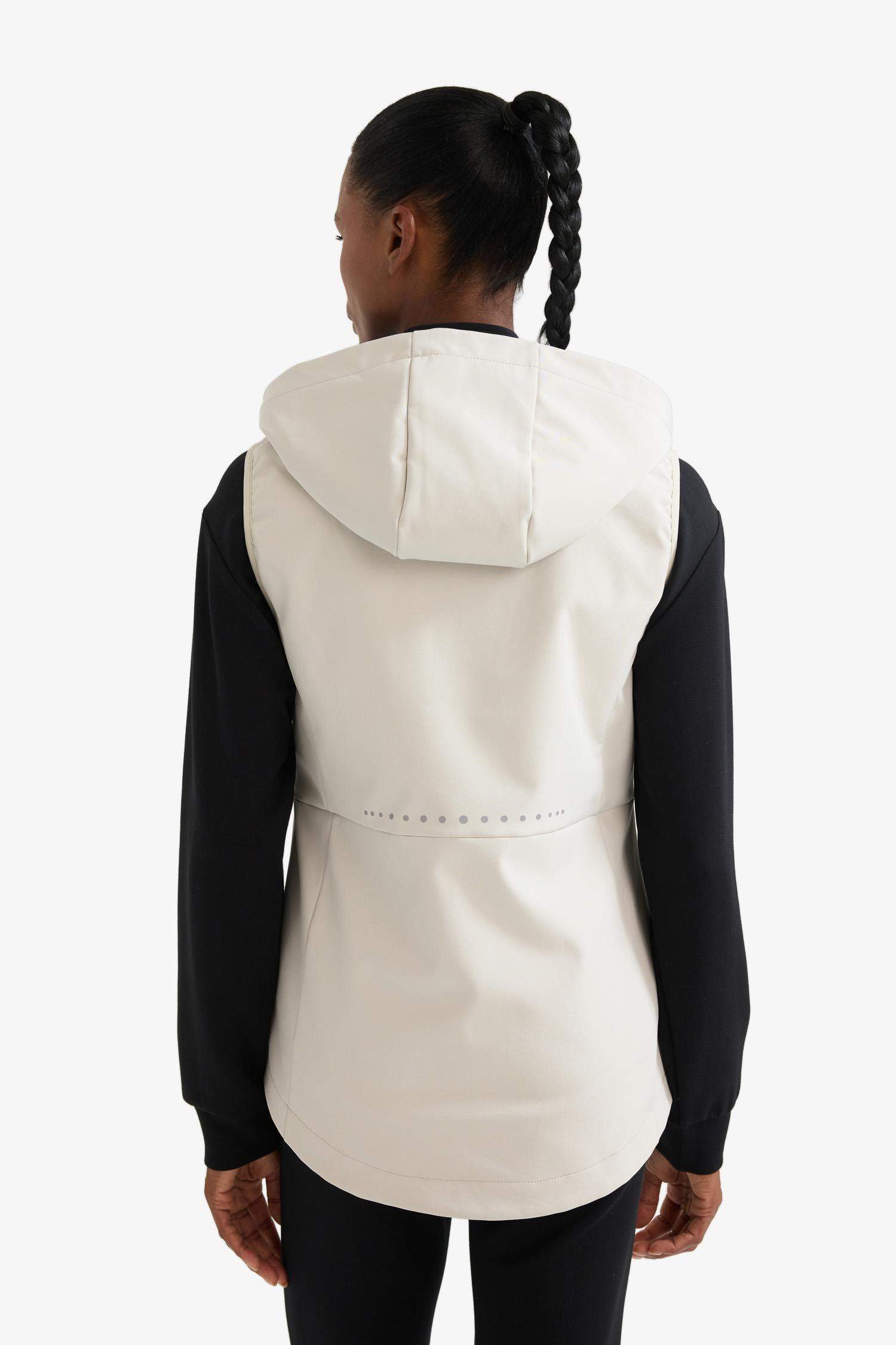 DeFactoFit Su İtici Slim Fit Dar Kesim Kapüşonlu Fermuarlı Sporcu Softshell Yelek