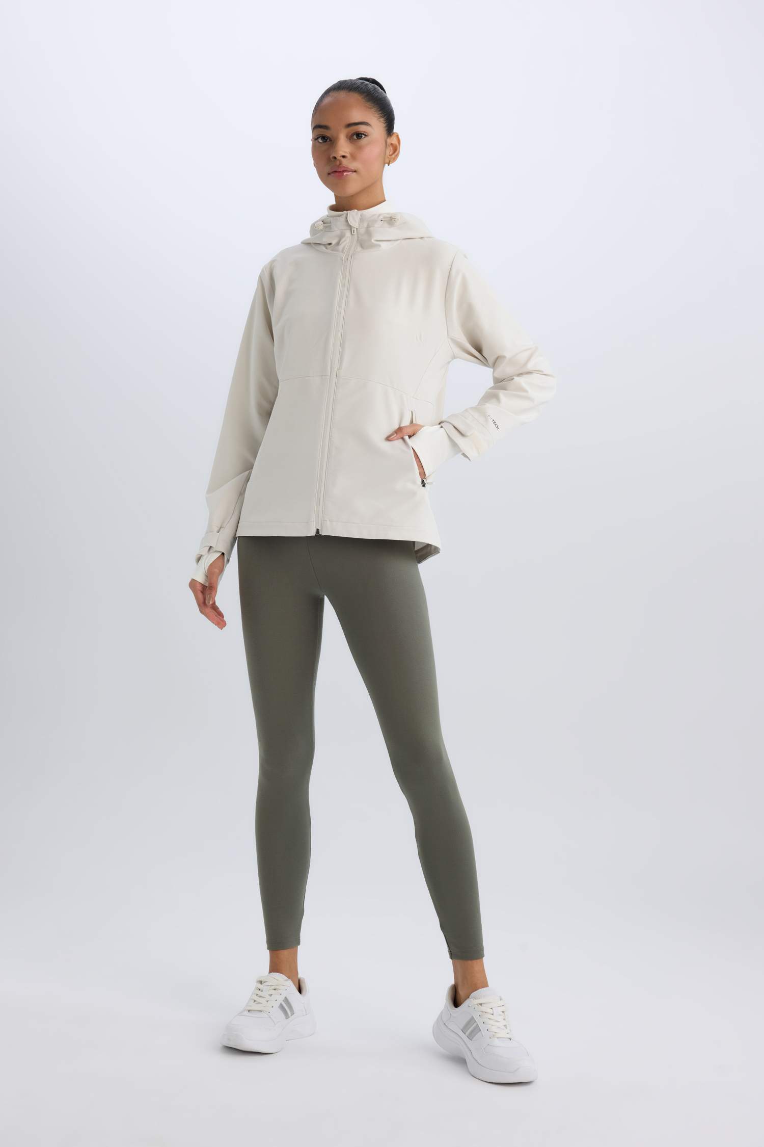 Su İtici Regular Fit Kapüşonlu Fermuarlı Cepli Esnek Dokulu Mevsimlik Baharlık Mont