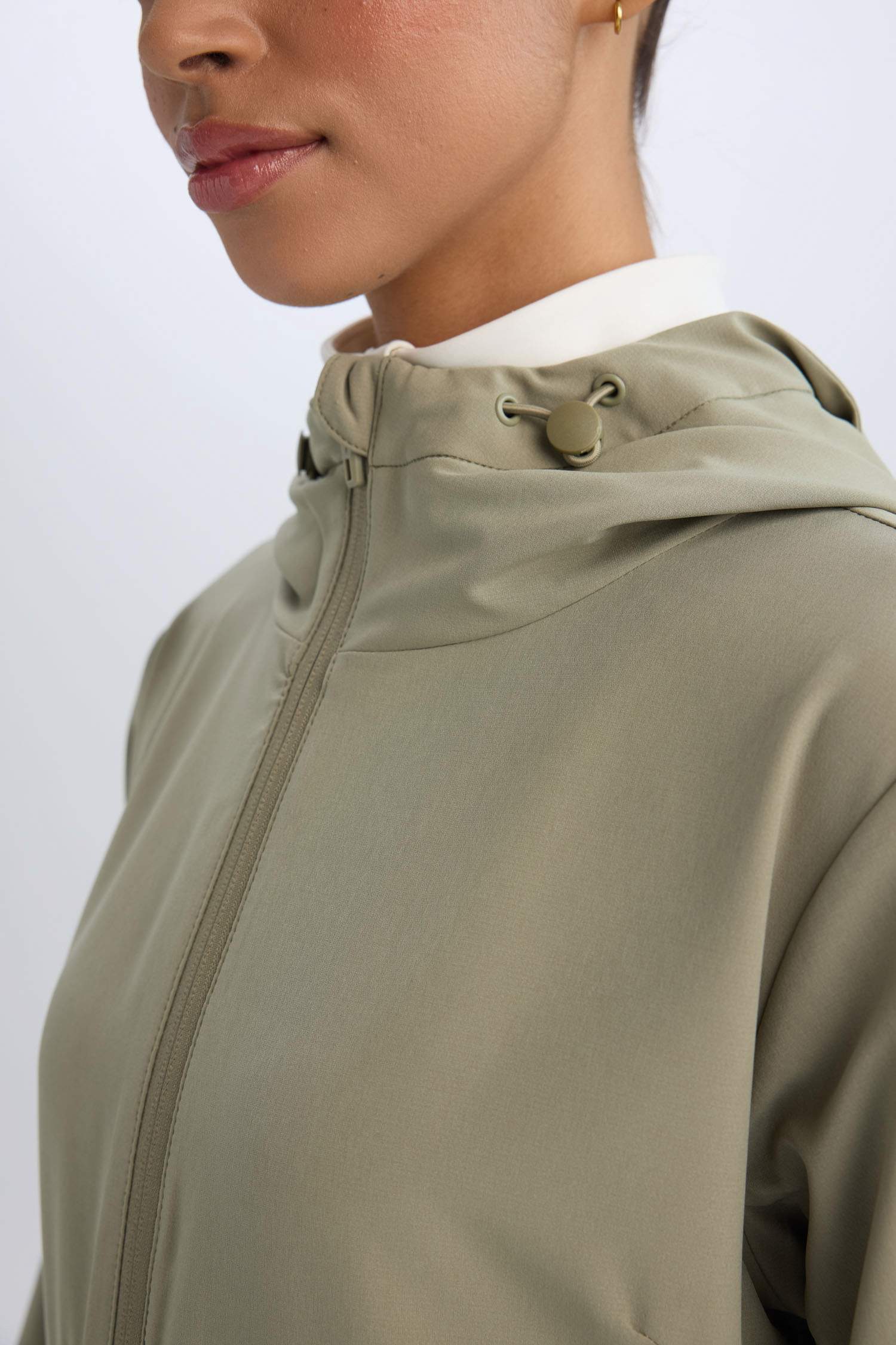 جاكيت خفيف كاكي وتر بروف قصة عادية بكابيشون من DeFactoFit