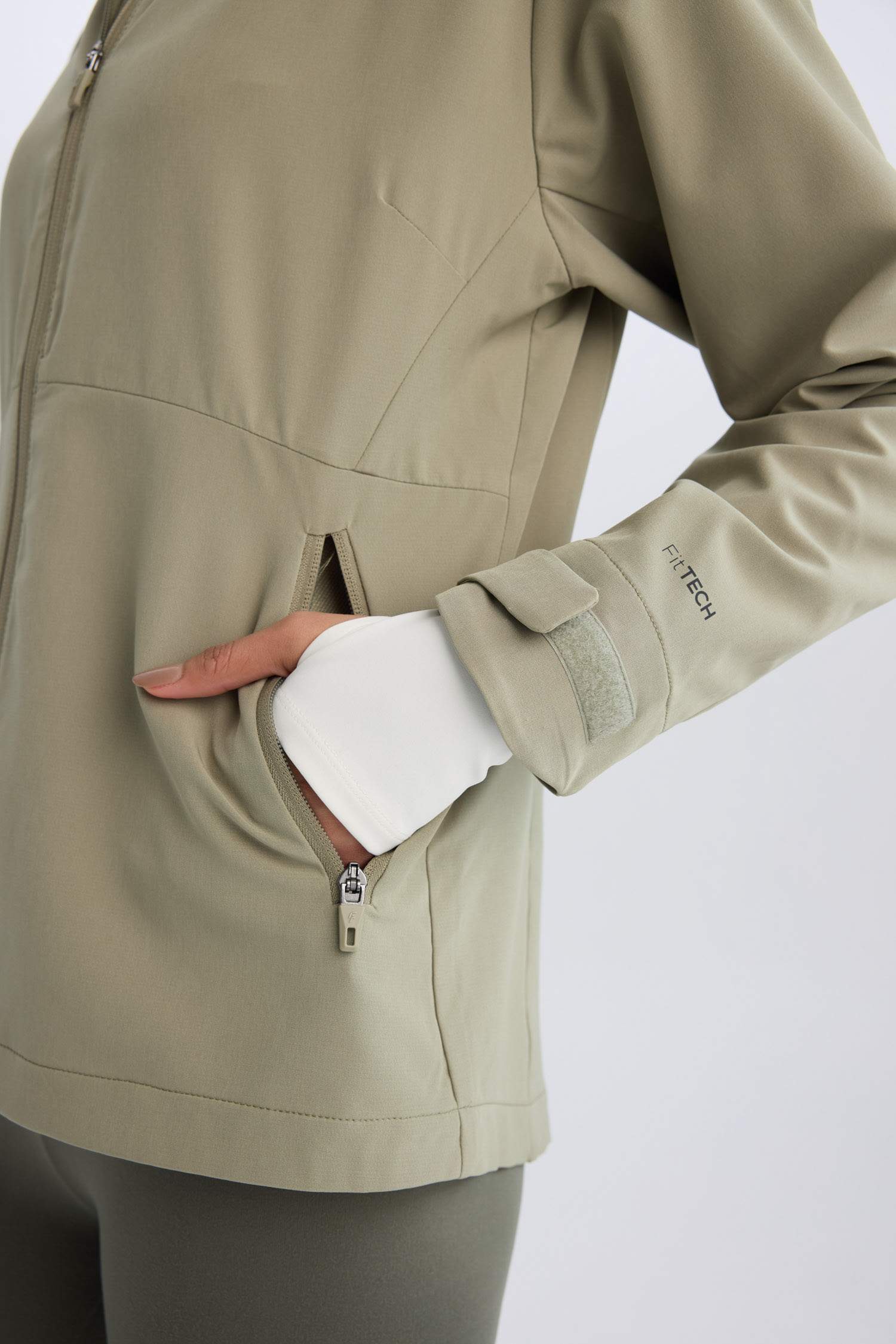جاكيت خفيف كاكي وتر بروف قصة عادية بكابيشون من DeFactoFit