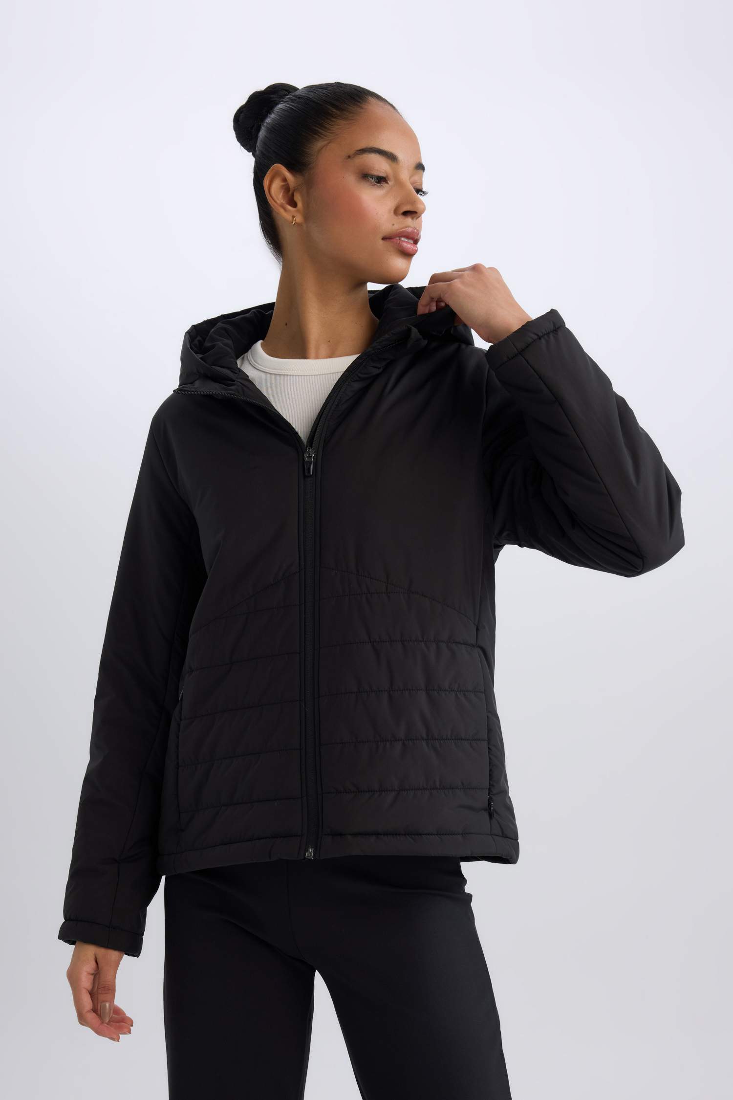 قمصلة نفخ قصة عادية بغطاء للرأس مقاوم للماء من DeFactoFit