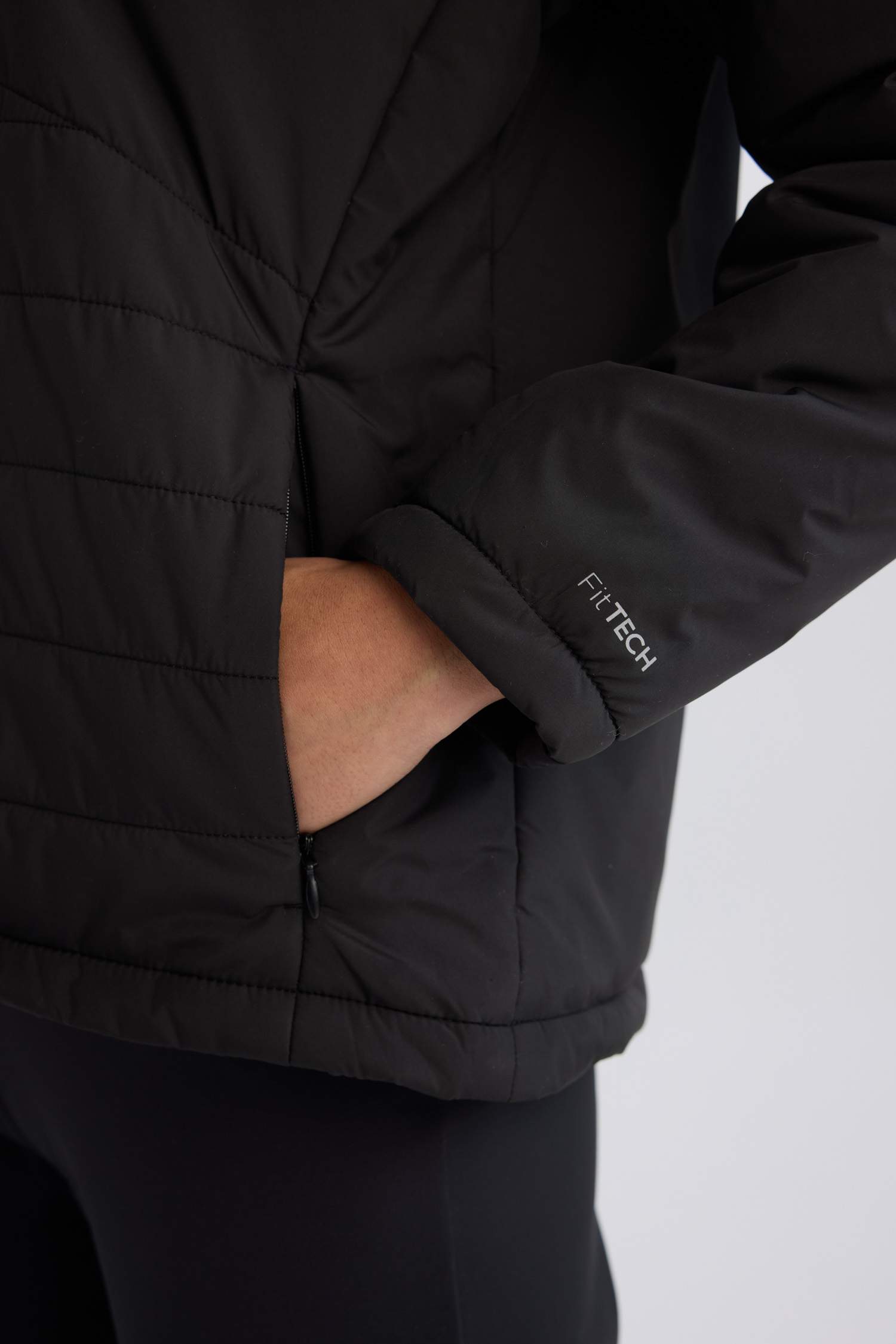 قمصلة نفخ قصة عادية بغطاء للرأس مقاوم للماء من DeFactoFit