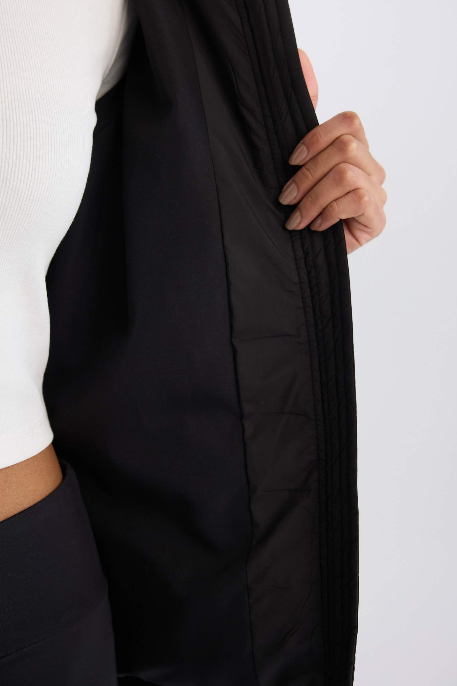 قمصلة نفخ قصة عادية بغطاء للرأس مقاوم للماء من DeFactoFit